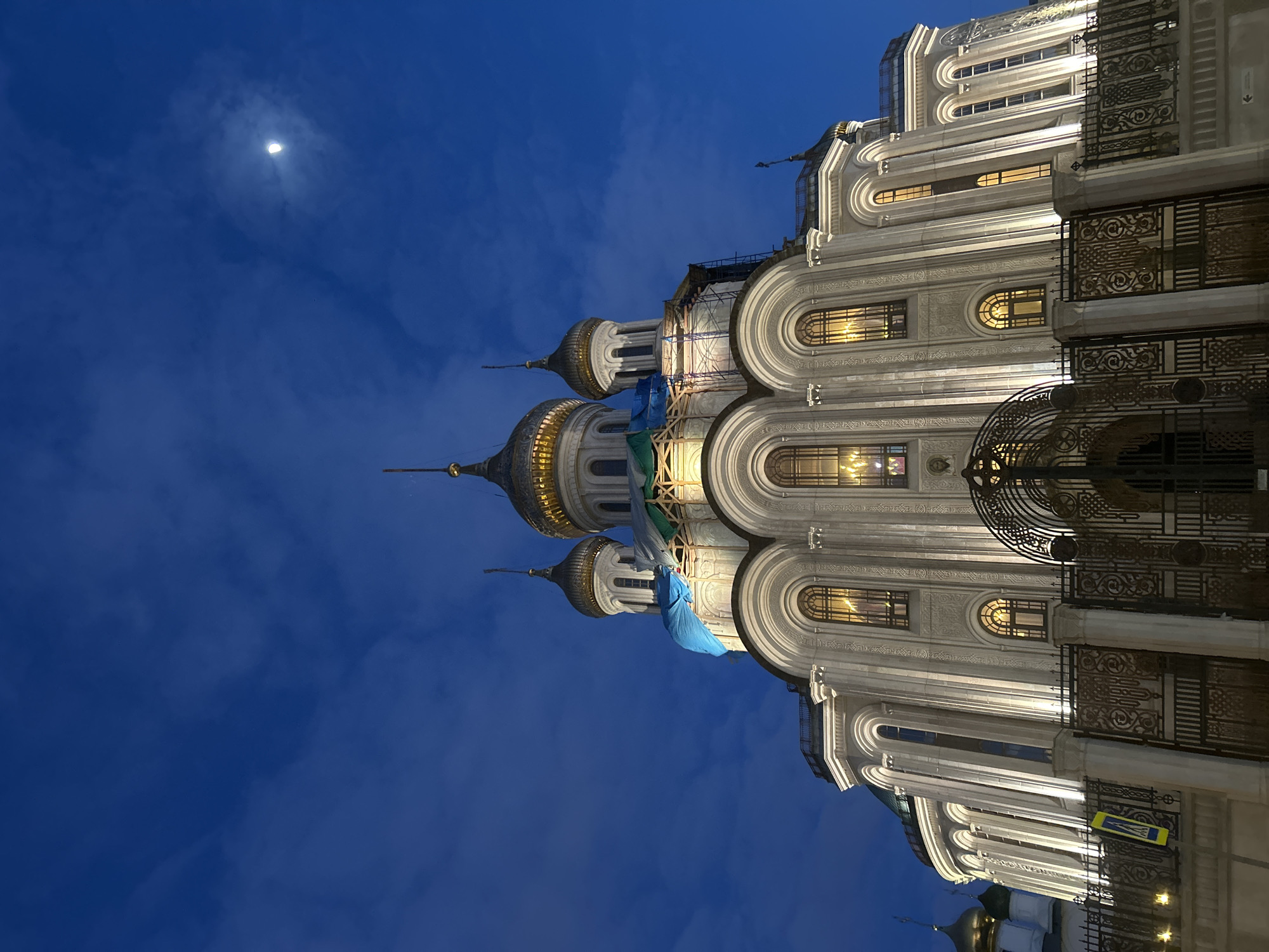 Evening photography documents Moscow cathedral architecture and bronze monuments