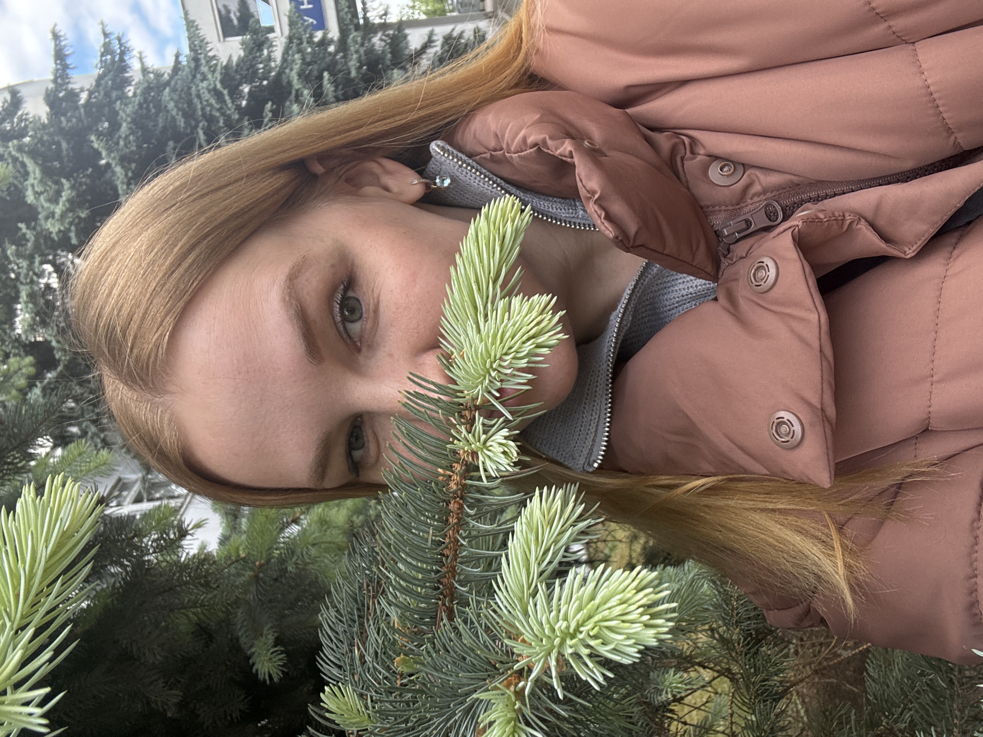 Woman photographed outdoors in Rusanovo amid spring weather