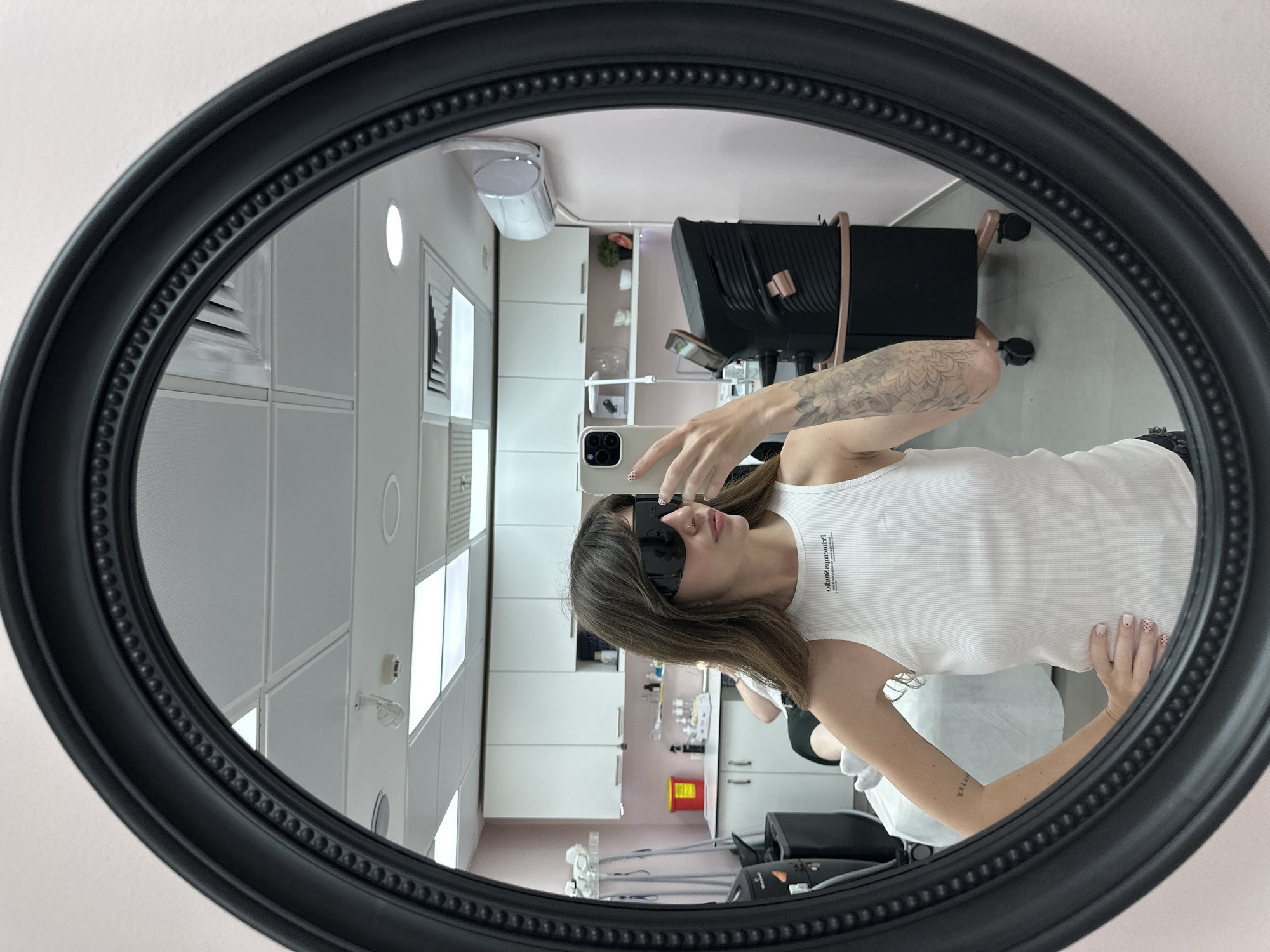 Person documents cosmetic laser treatment at Tel-Aviv studio