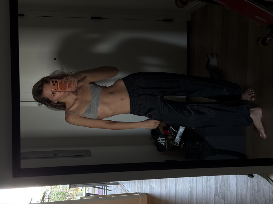 Woman takes mirror selfie in Fort Lauderdale fitness space