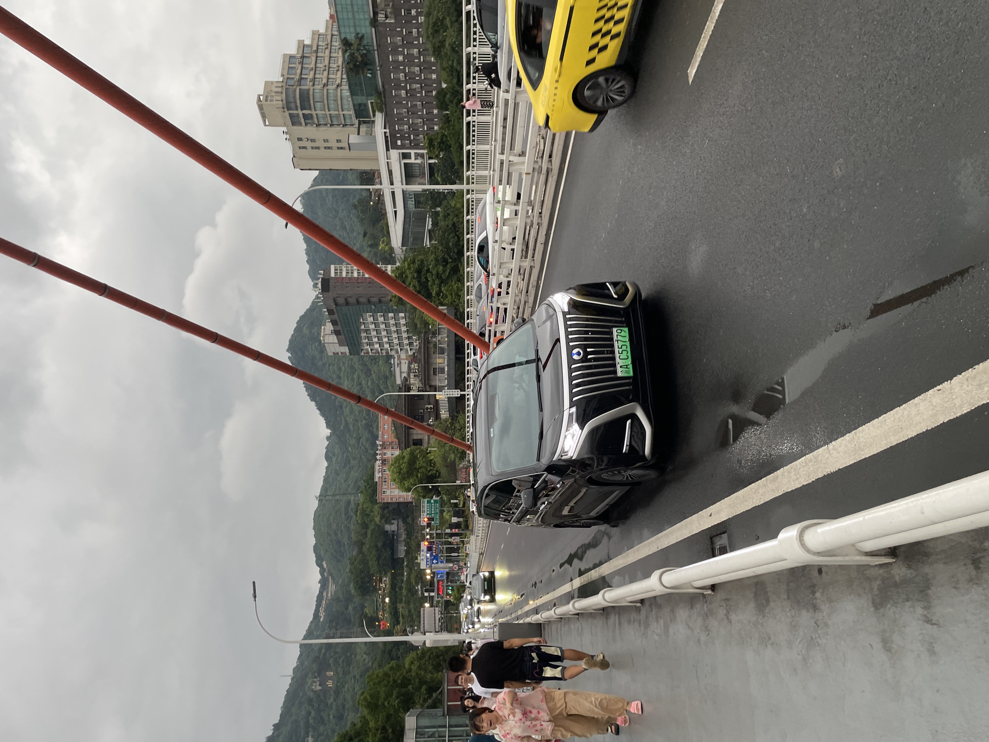 Rainy morning traffic and city views across Chongqing's Yangtze bridges