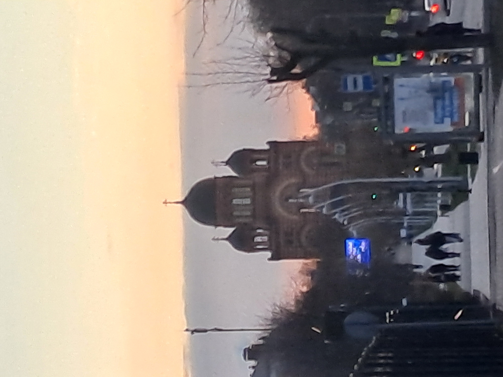 Evening walk captures Elektrostal memorials and Orthodox church