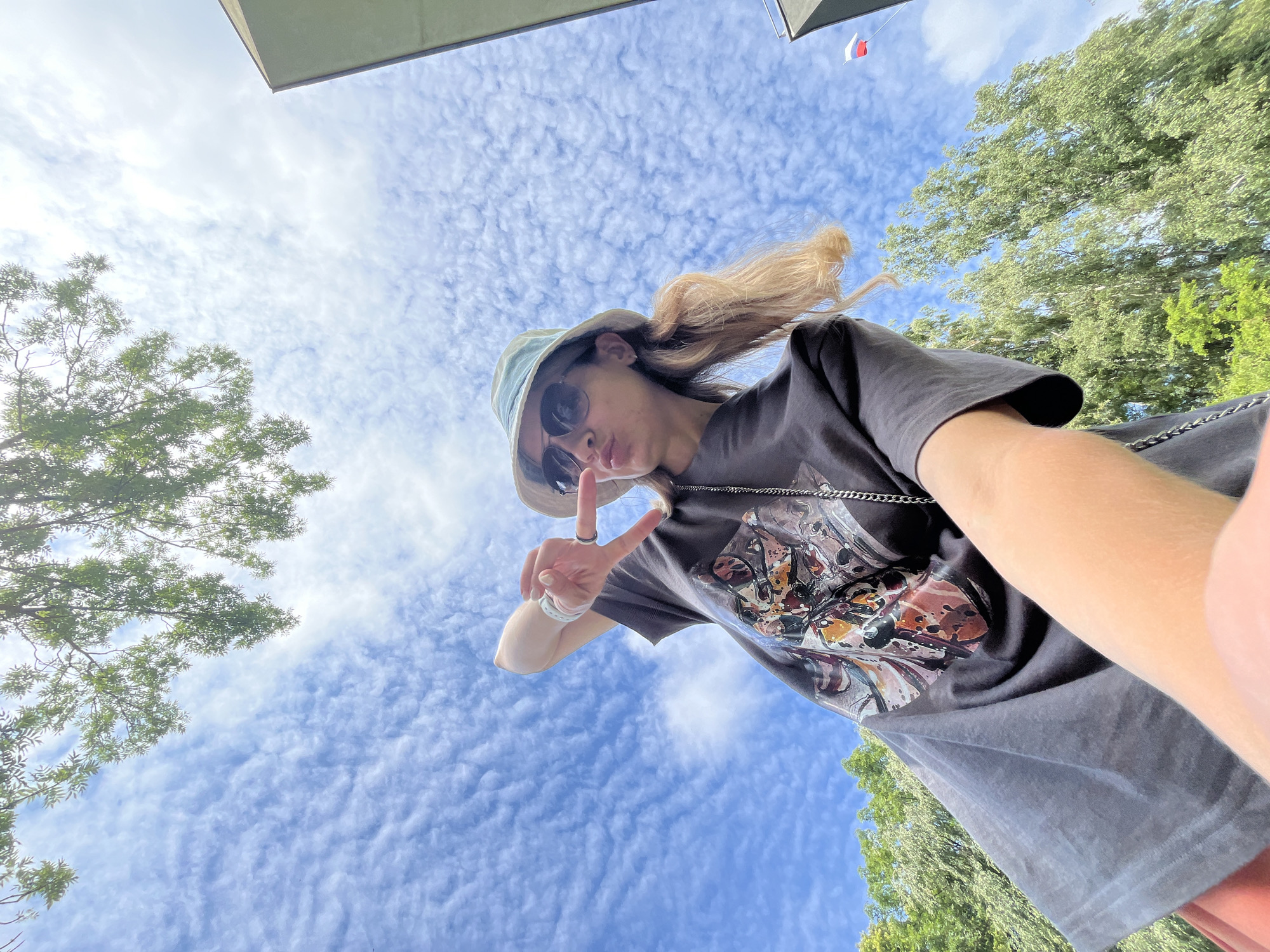 Sunny afternoon in Pionersky: selfie and hydrangeas in bloom