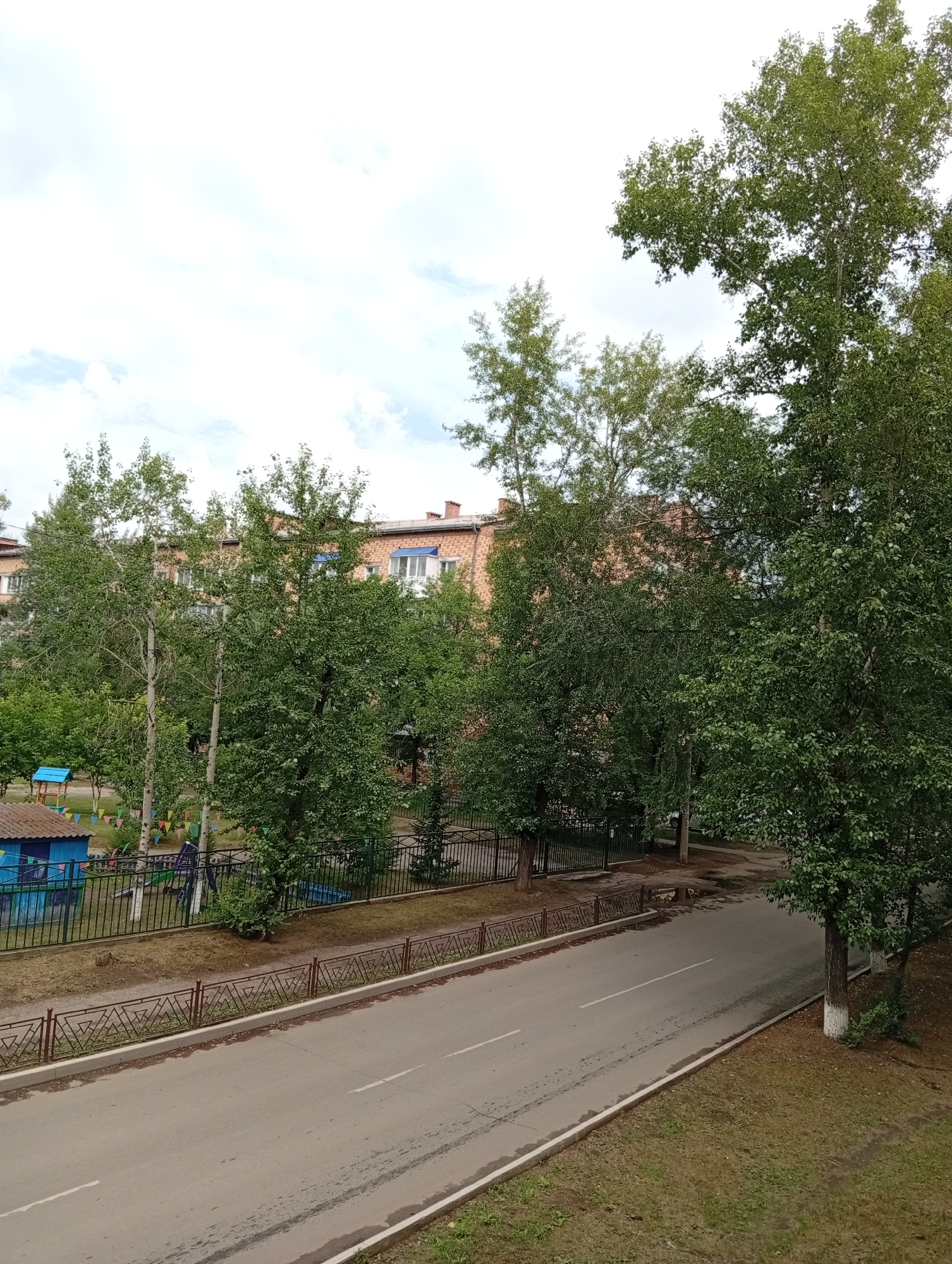 Quiet morning in a Minusinsk apartment neighborhood