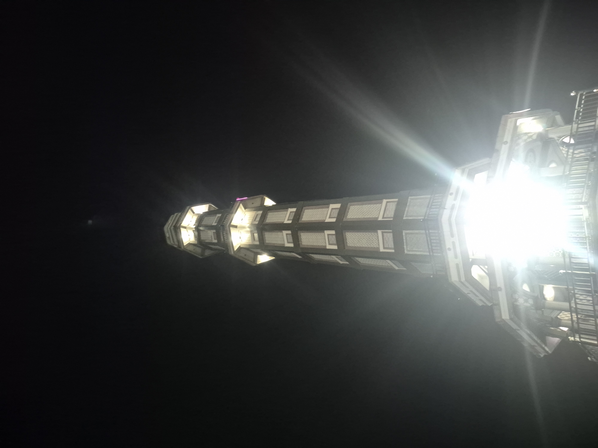 Nighttime scenes captured in Keudekruenggeukueh: illuminated minaret, food stand