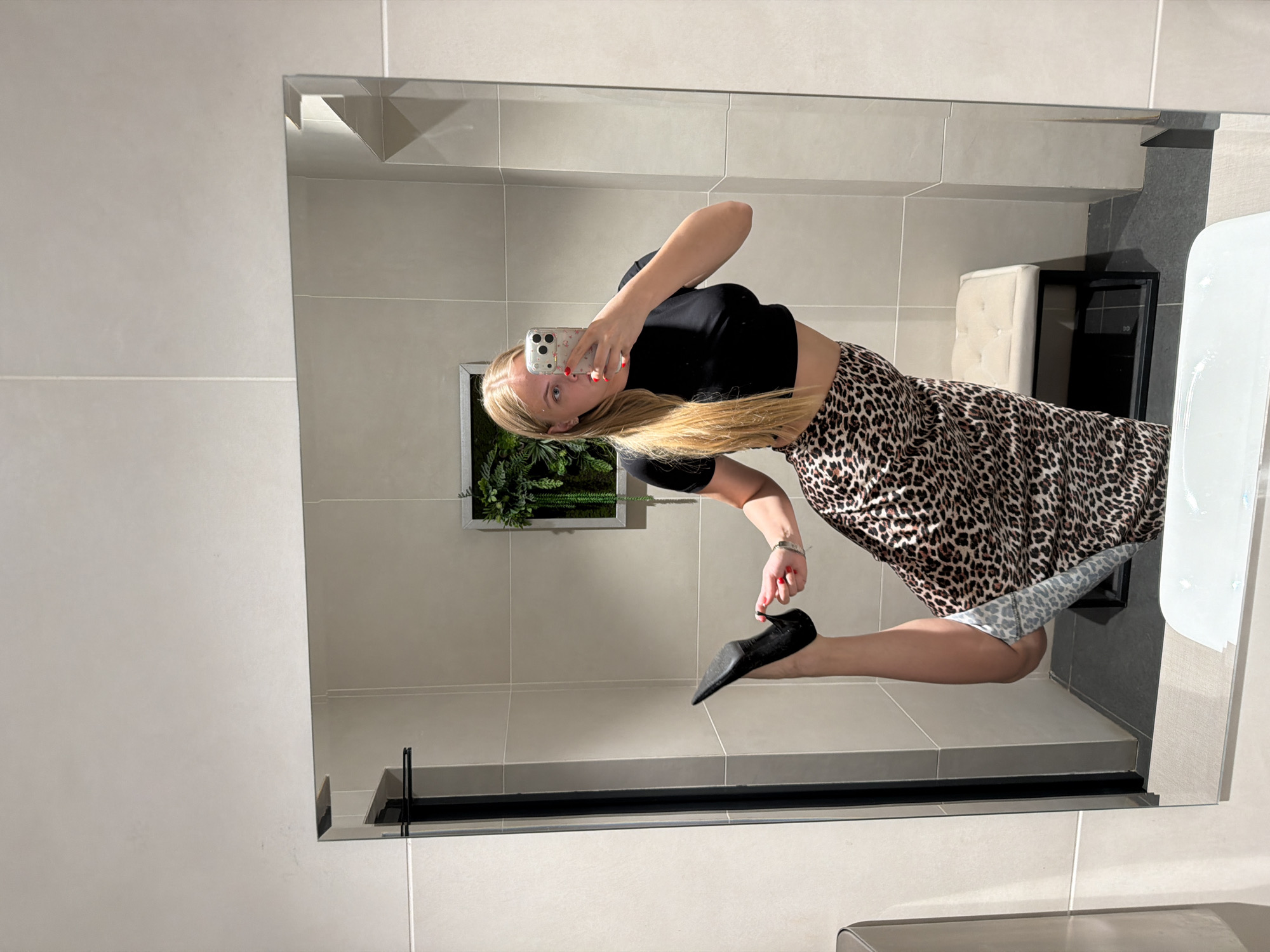 Woman Takes Multiple Mirror Selfies in Izhevsk Bathroom