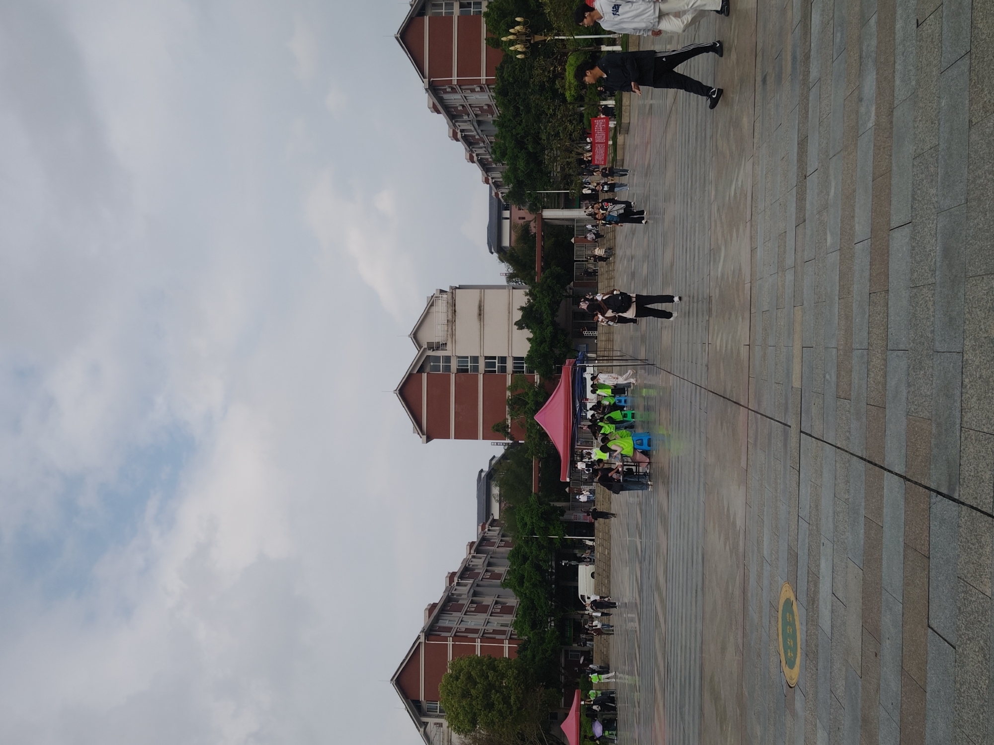Green-vested groups gather at Chongqing university campus