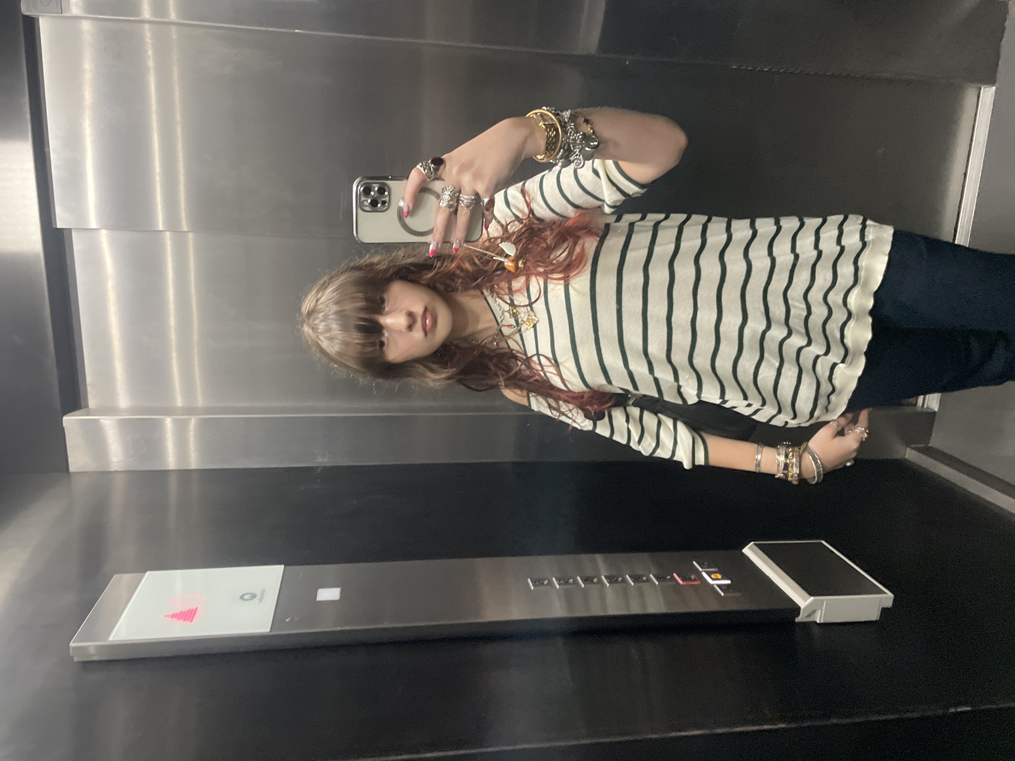 Person takes elevator selfies, shows off jewelry in Raanana