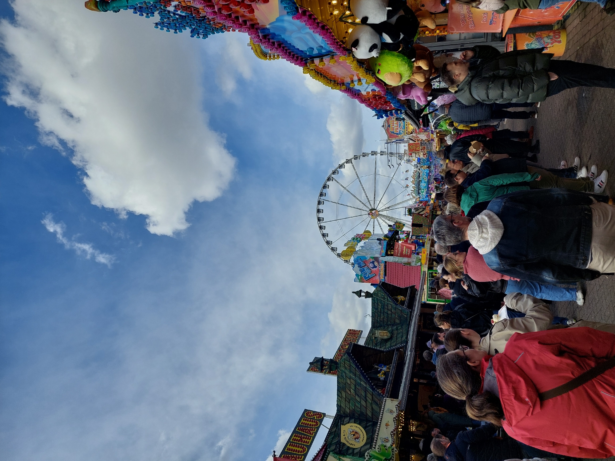 Spring crowds enjoy Bremer Freimarkt fair in Bremen