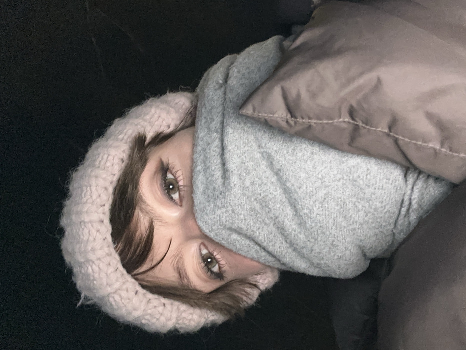 Moscow residents captured in everyday winter evening moments
