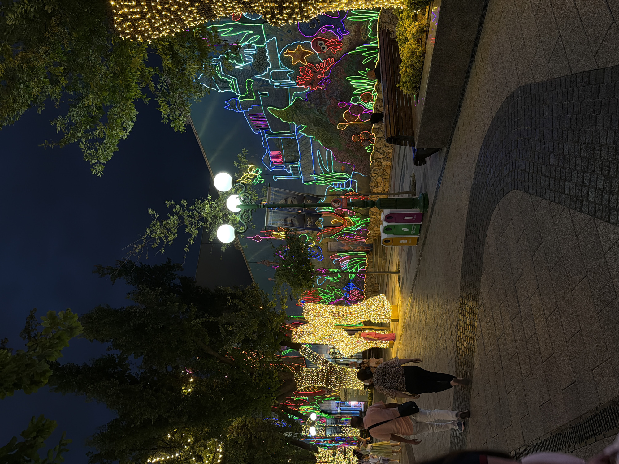 Ice cream vendor entertains customers on Tashkent street