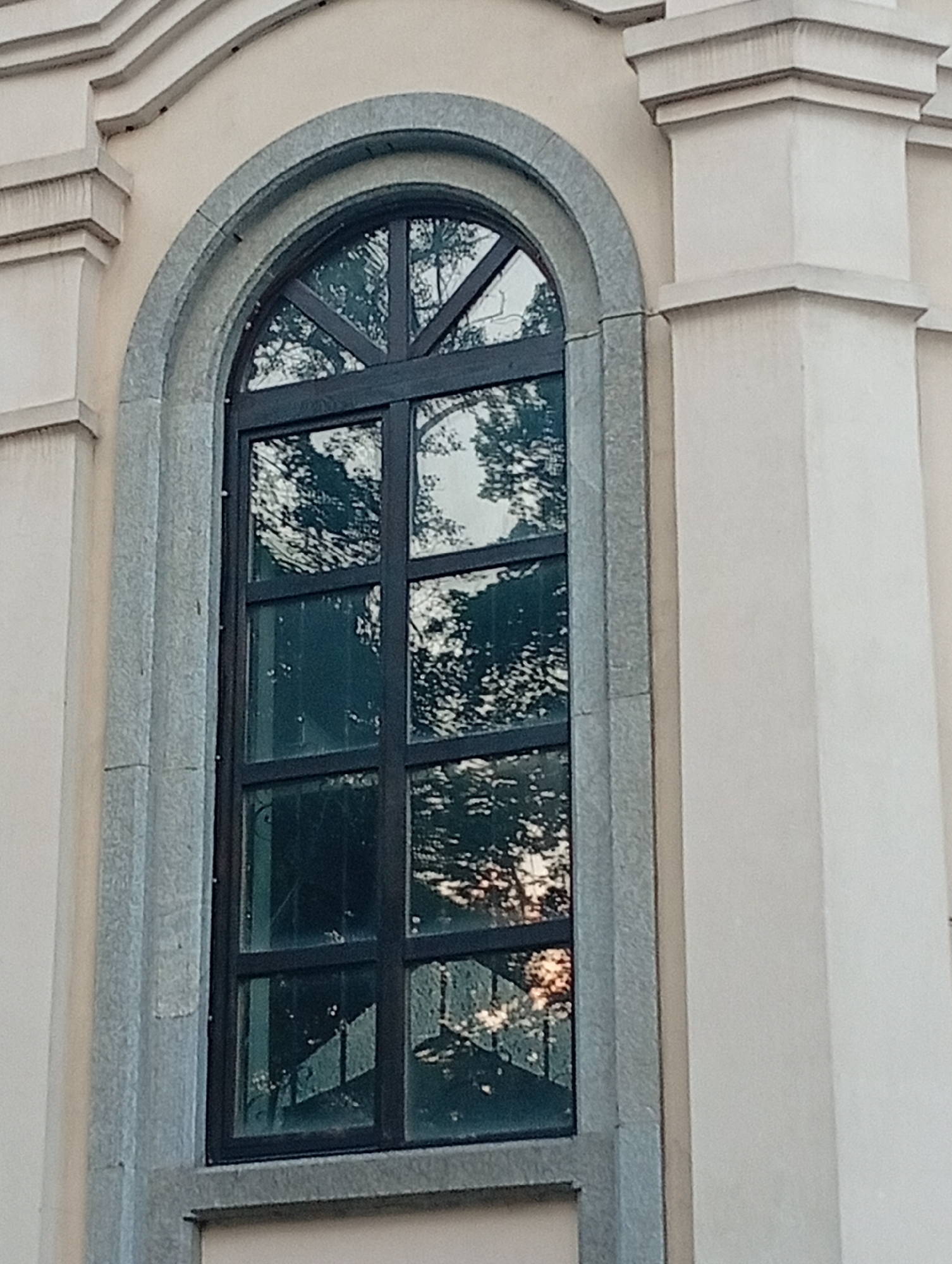 An hour of city life, nature, and architecture on a July evening