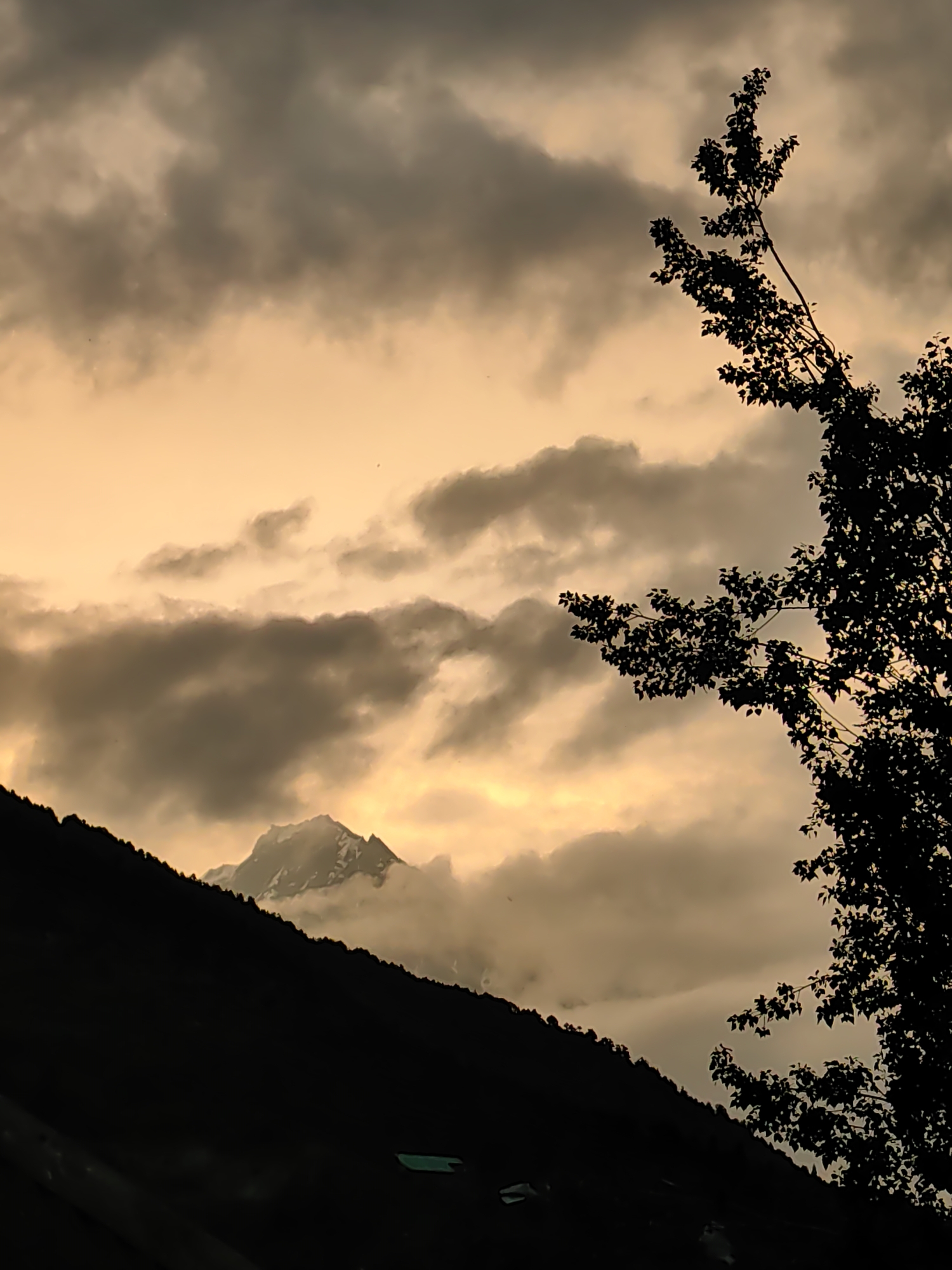 Keylong's mountain scenery at dusk, peaks and red rooftops