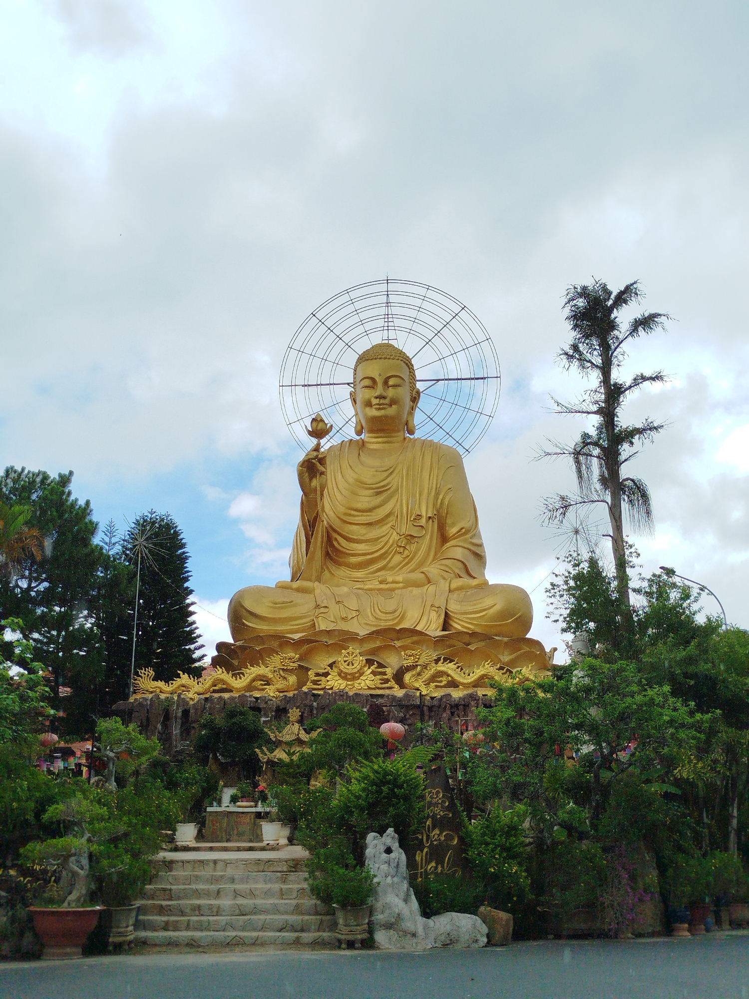 Buddhist temples and streets documented in Đà Lạt, Vietnam