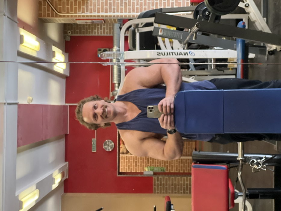 Man works out, takes selfies at Saint Petersburg gym