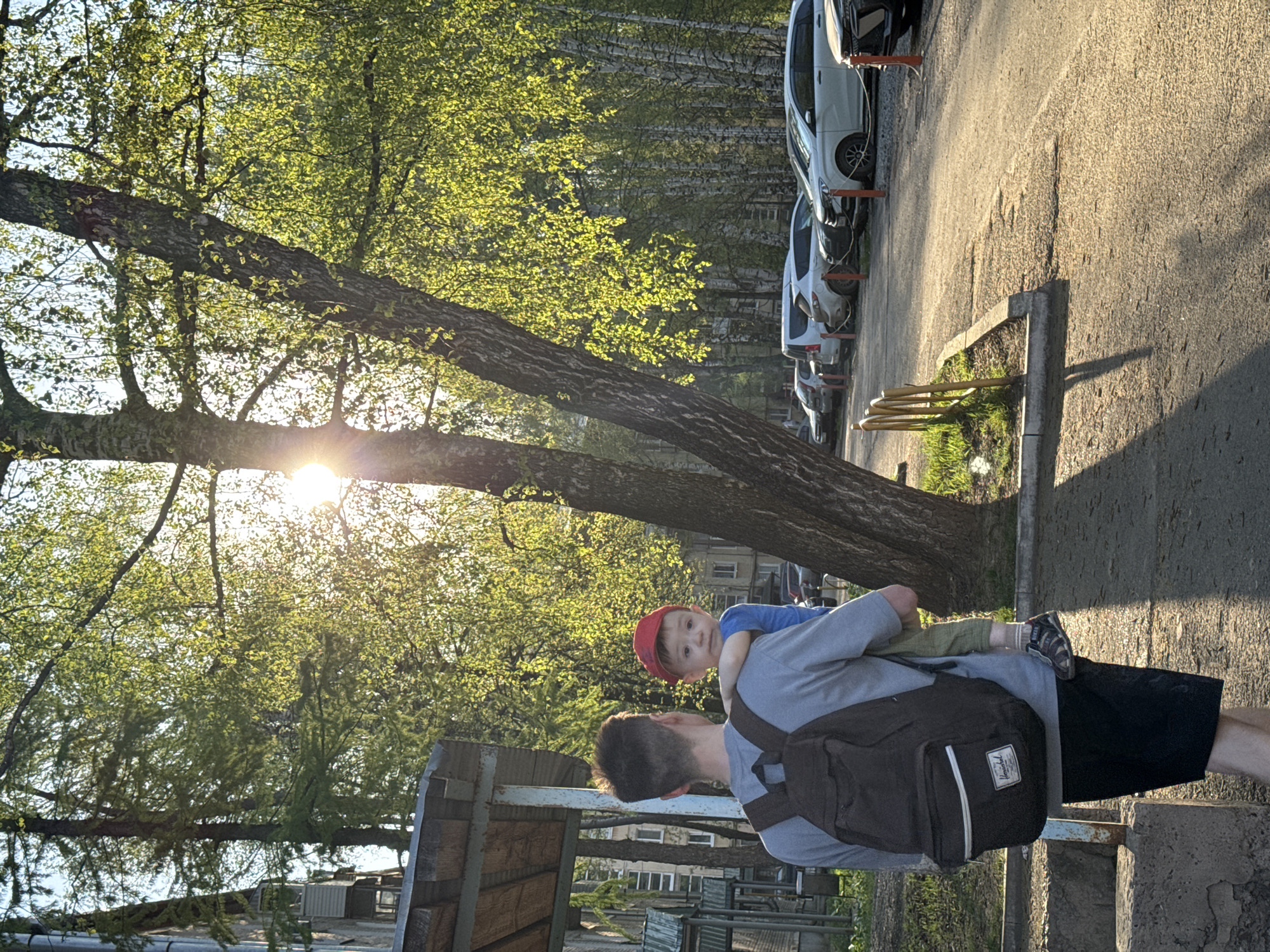 Families enjoy afternoon leisure activities in Izhevsk parks