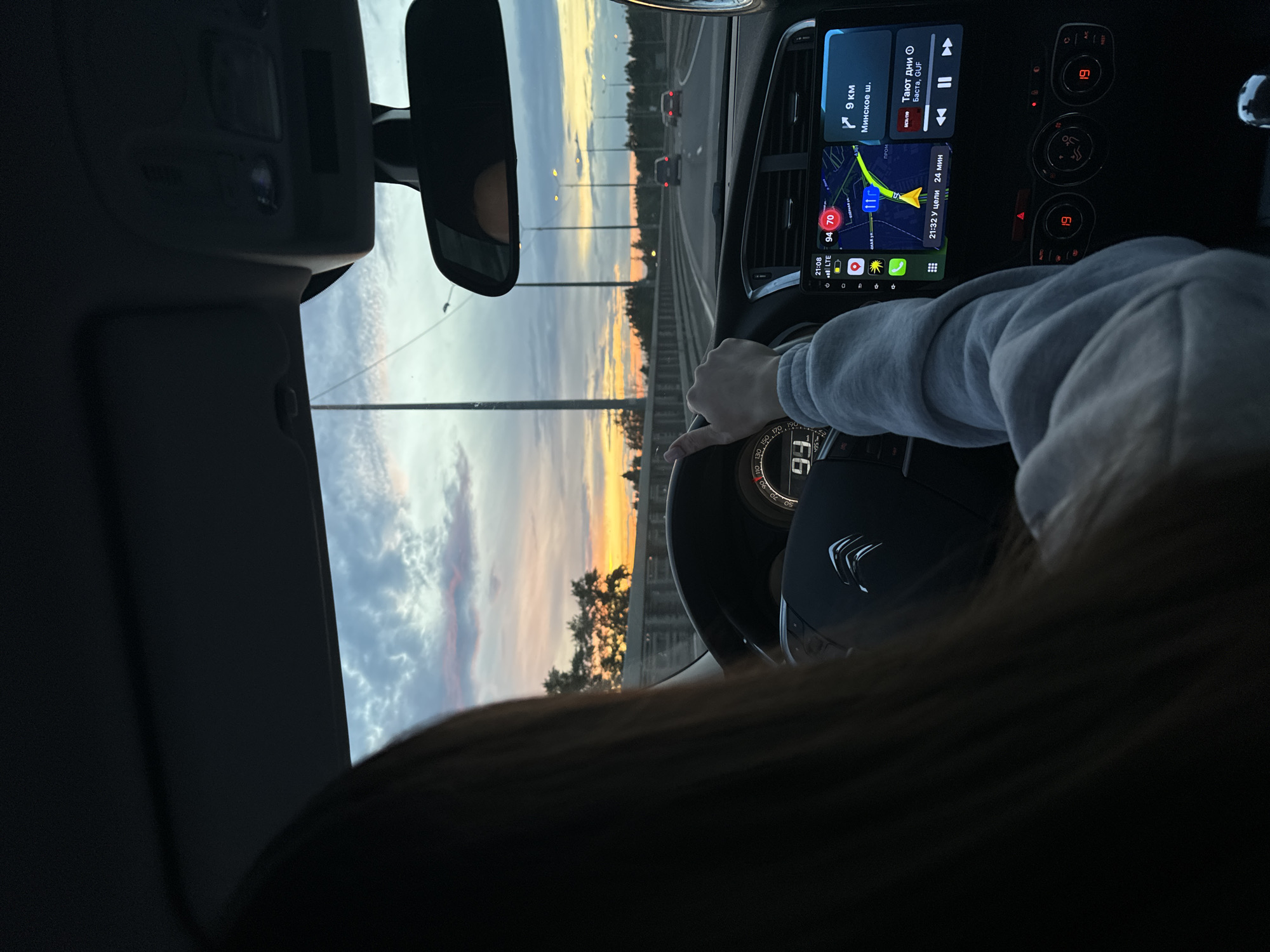 Driver travels west near Selyatino approaching Minskoye Shosse