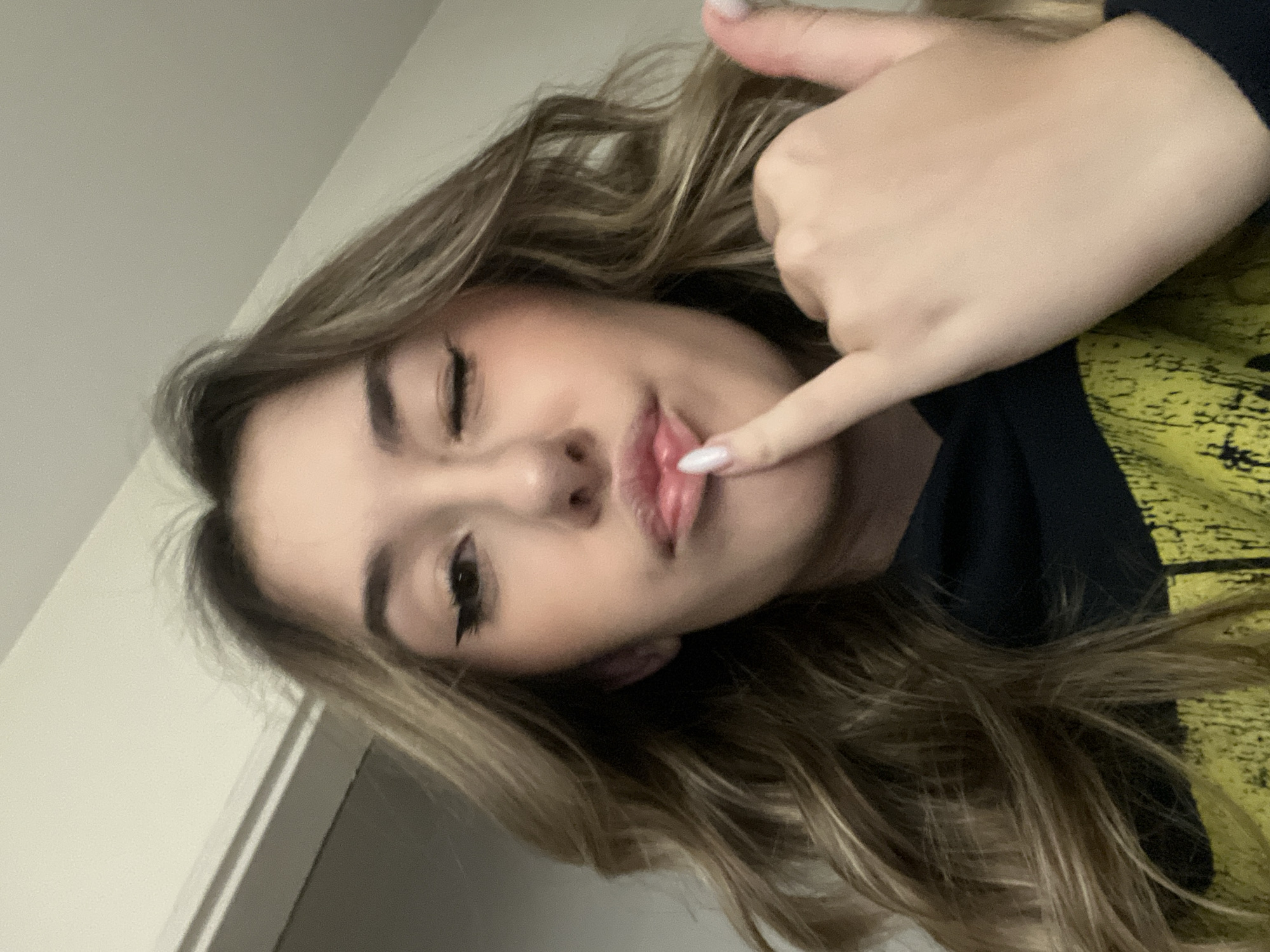 Woman takes selfies, vapes during evening session in Sofia