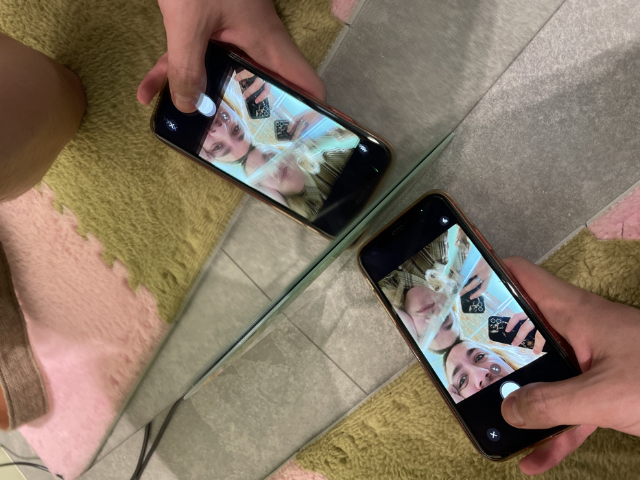 Moscow shoppers browse boutiques, take mirror selfies during afternoon
