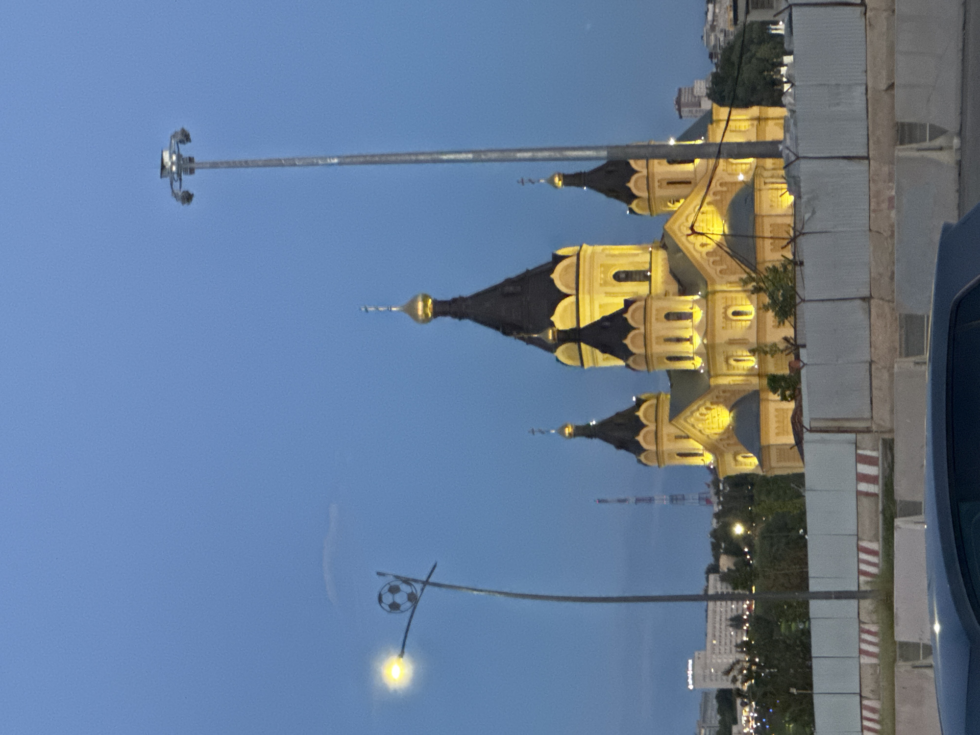 Dusk views of the Nizhny Novgorod Kremlin and a home-cooked dinner