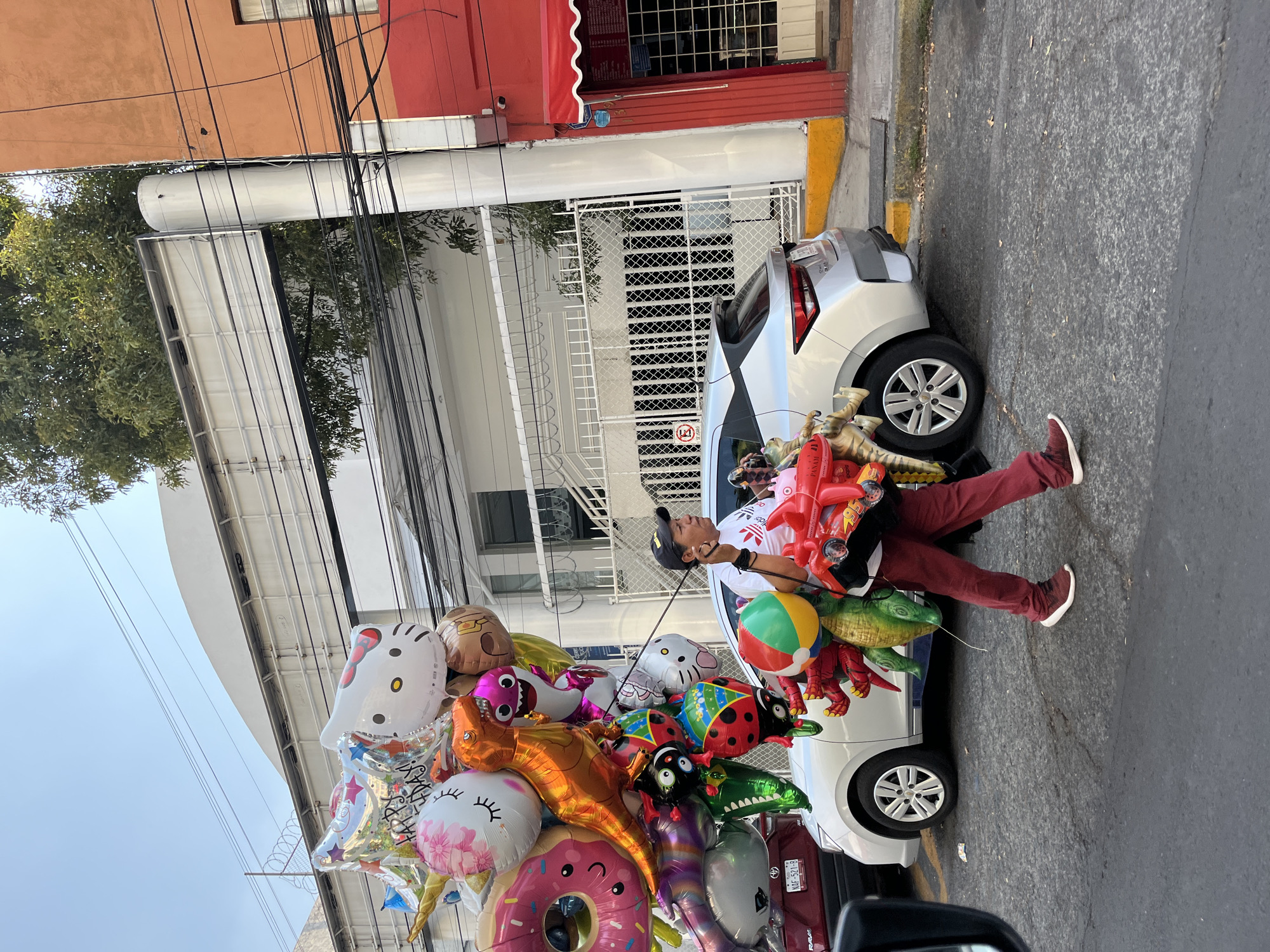 Balloon vendor with colorful display spotted in Mexico City