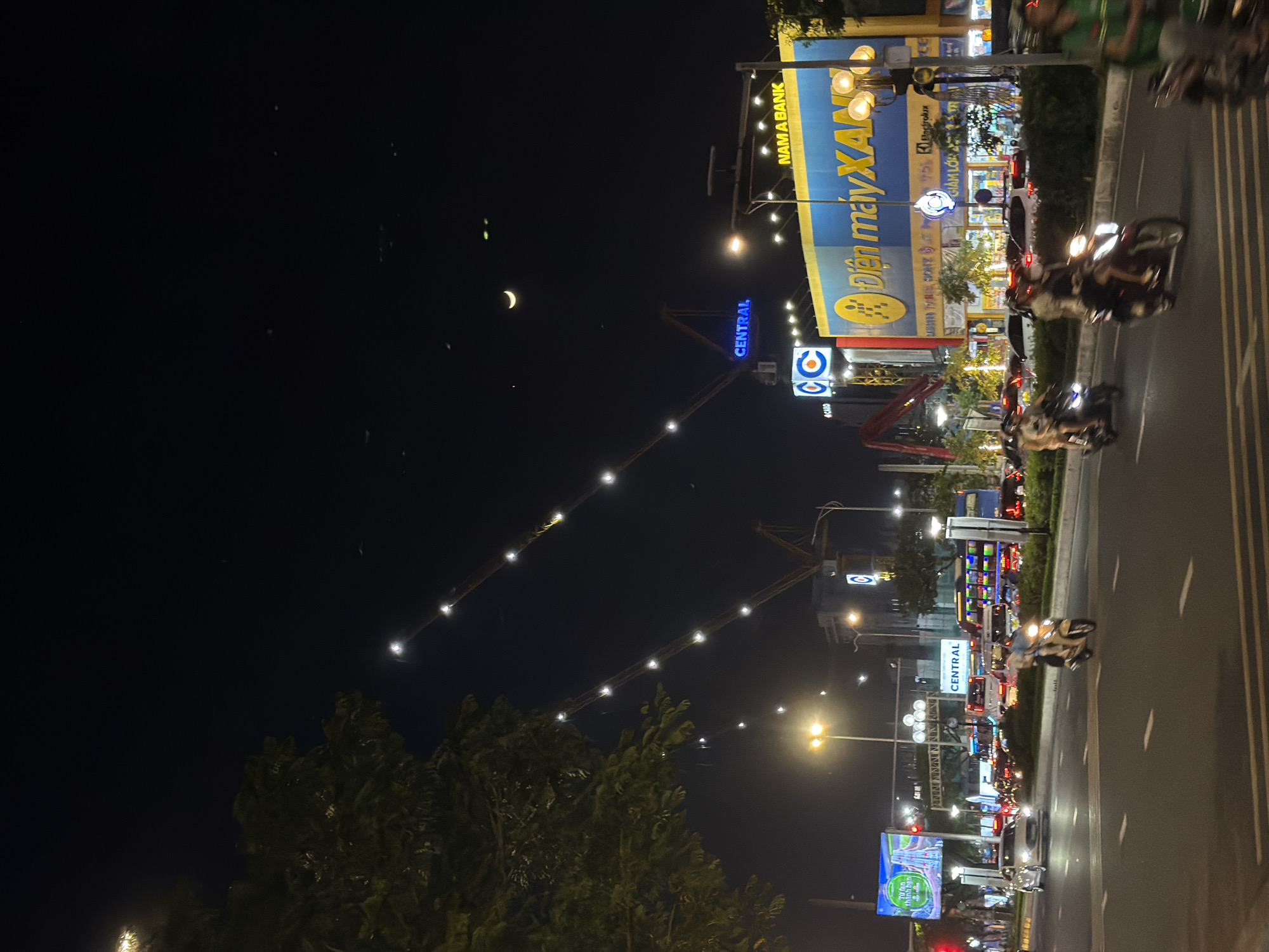 Nighttime street life documented in Đà Nẵng, Vietnam