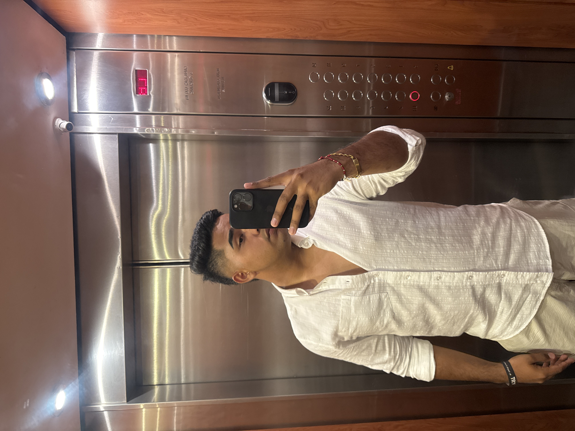 Man takes selfie in Caracas elevator at floor 8