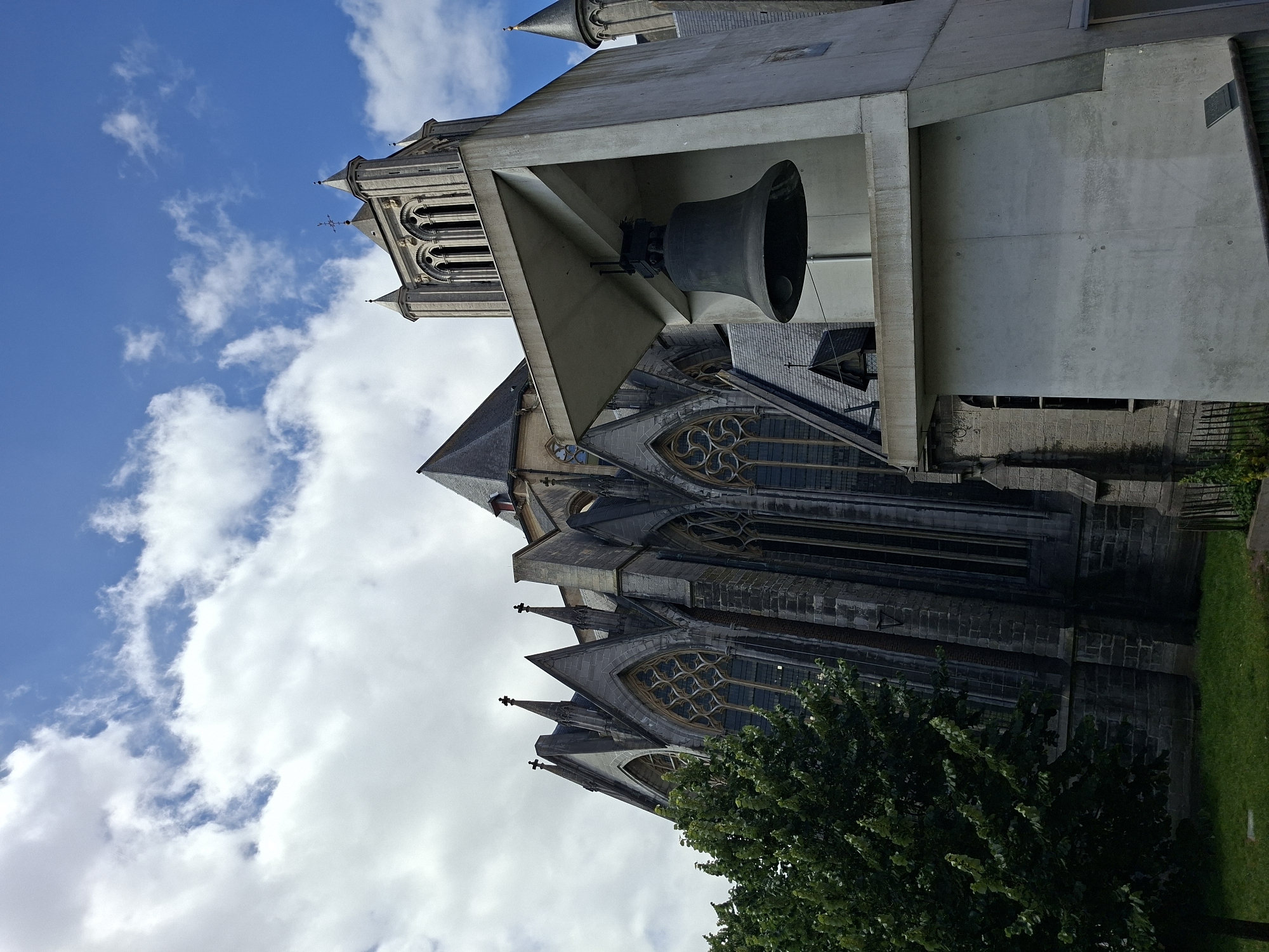 Morning walking tour captures historic Ghent landmarks and street performances