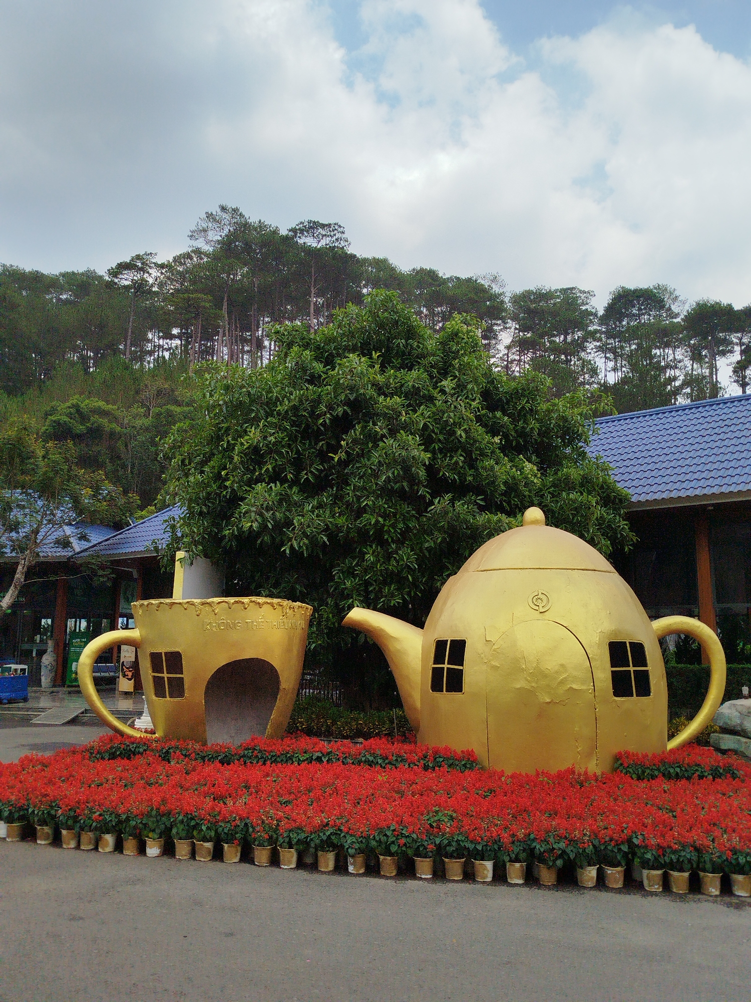 Giant golden tea sculptures and ornate archway spotted in Vietnam