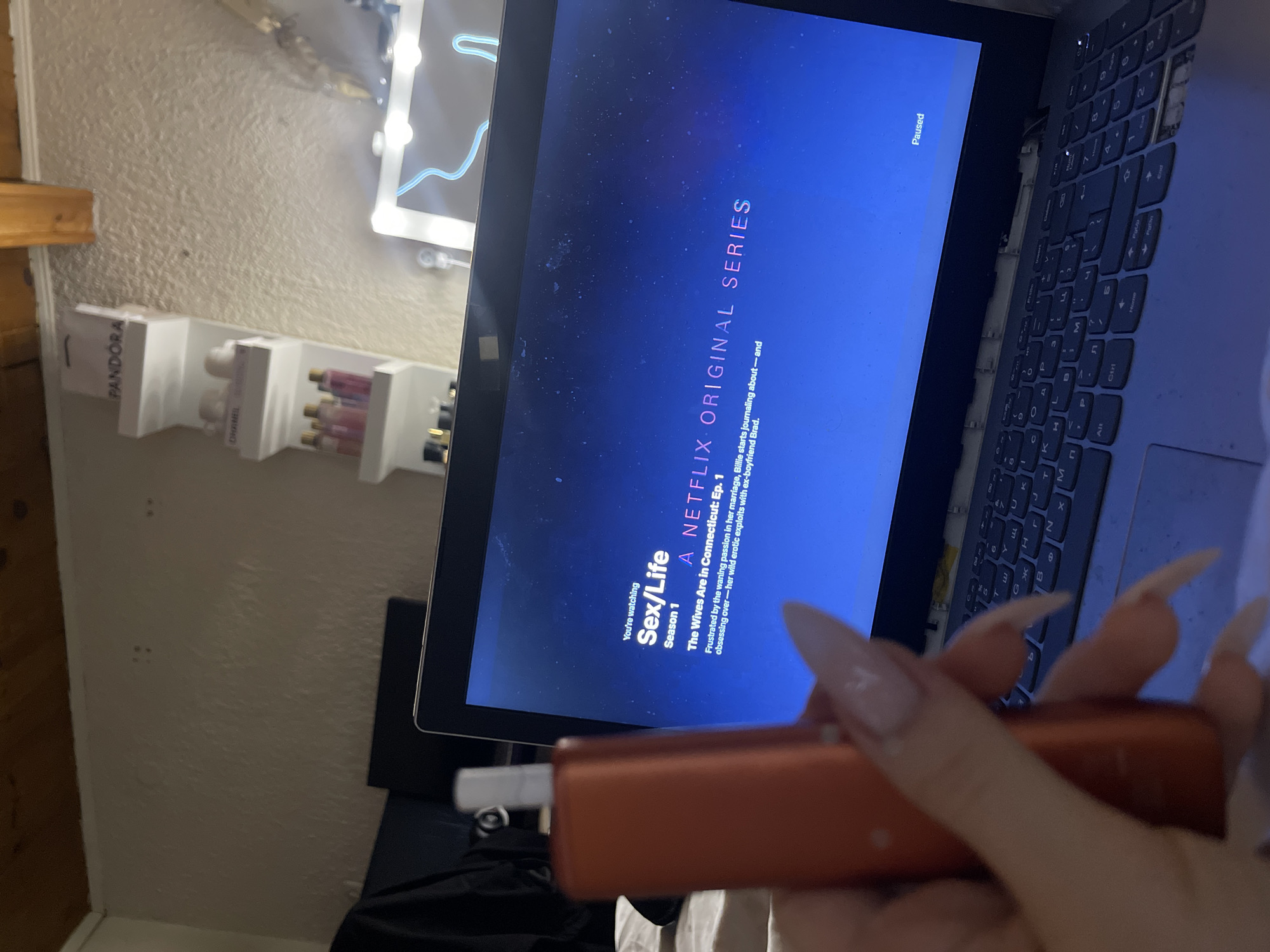Evening vaping and laptop use documented in Razlog, Bulgaria