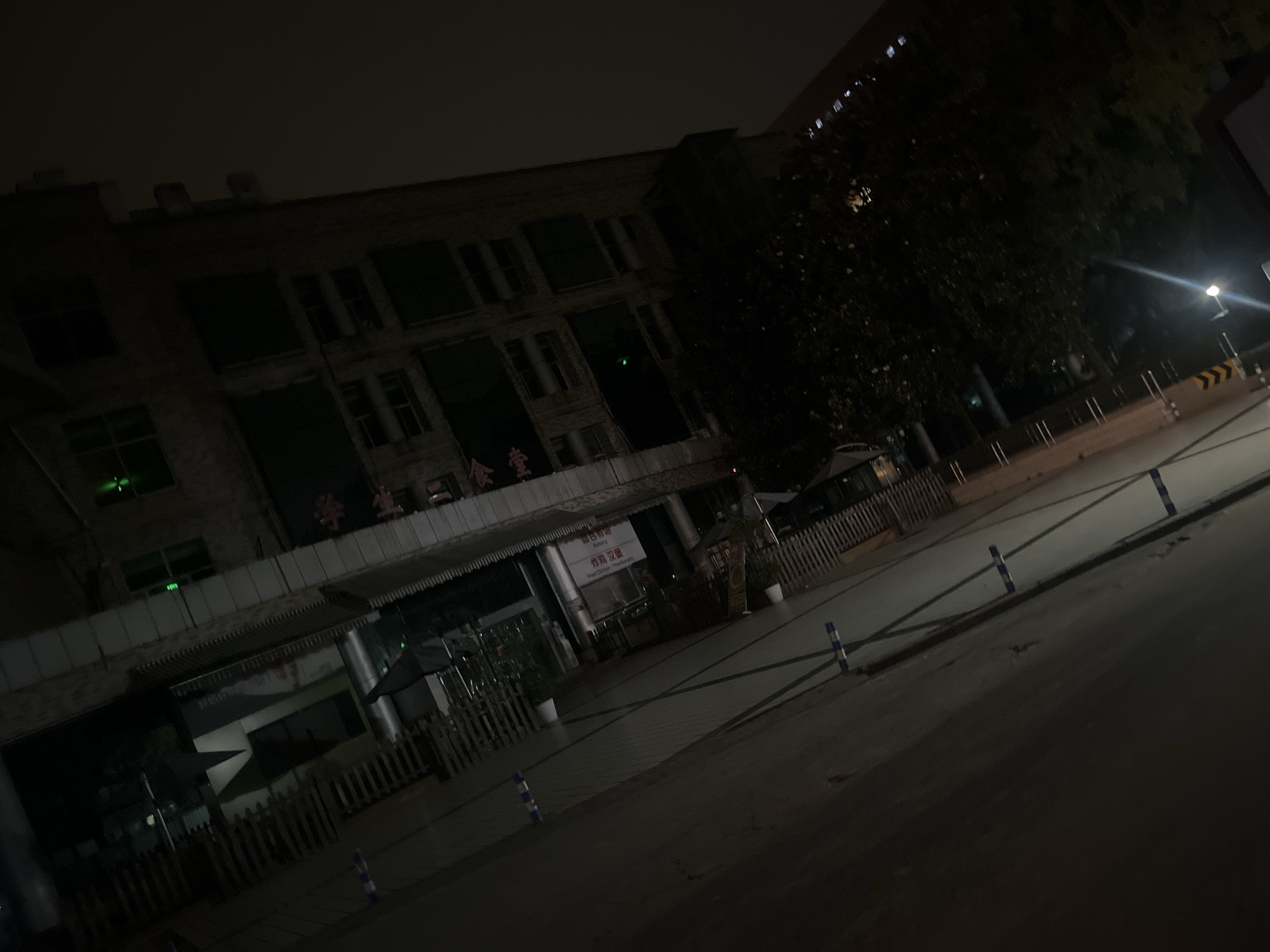 Wet Night Scenes Captured Across Yuzhong District Recreation Areas