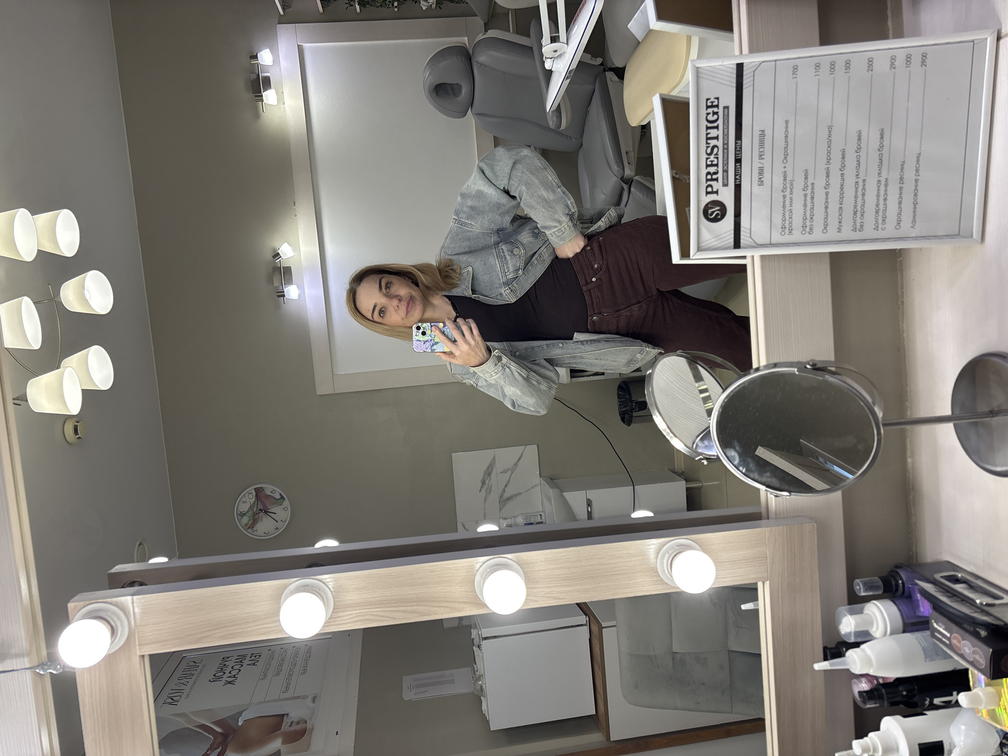 Cat and selfies in Ladozhskoe Ozero salon afternoon