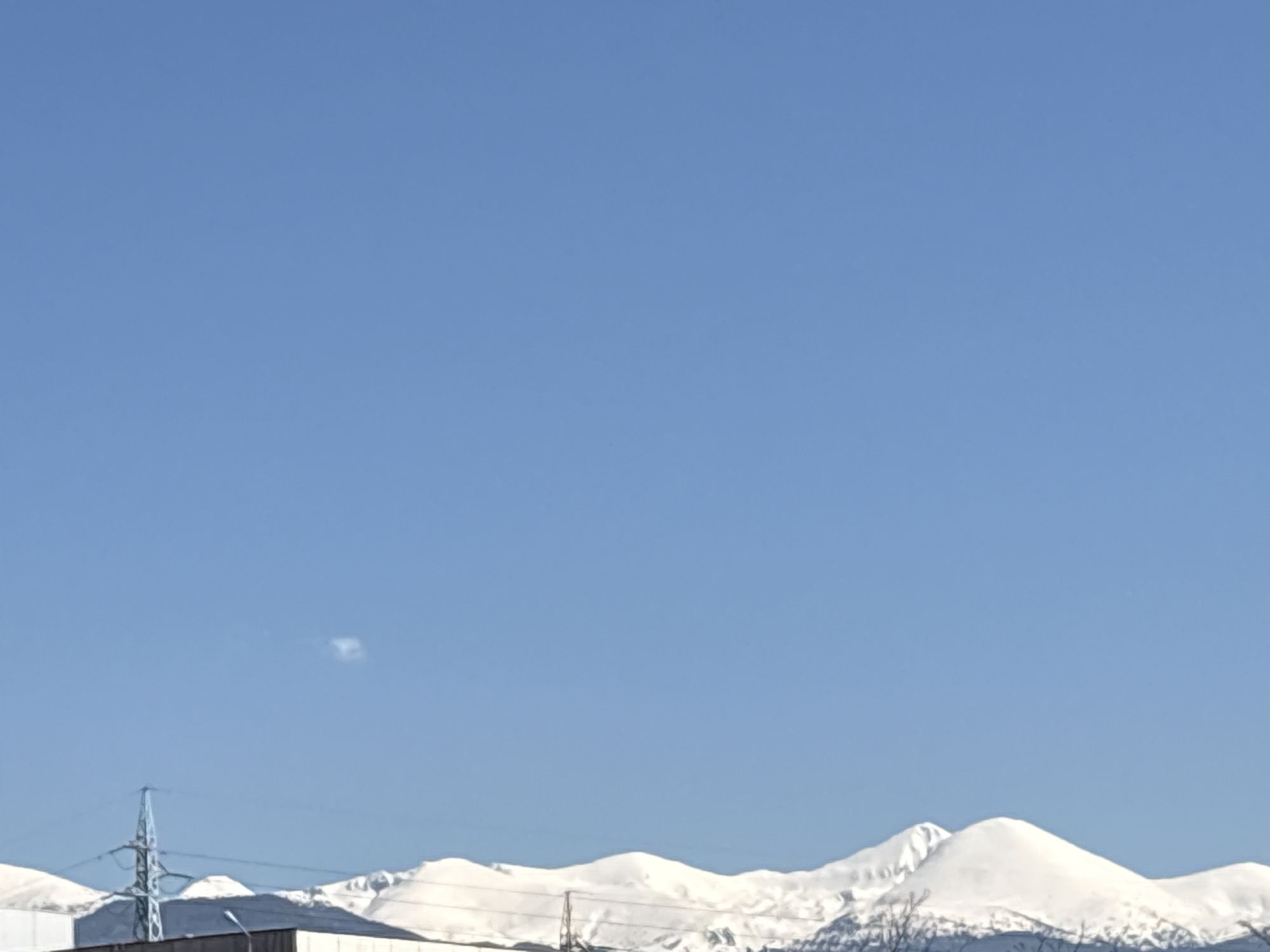 Clear skies observed over snow-covered mountains in Sandanski, Bulgaria