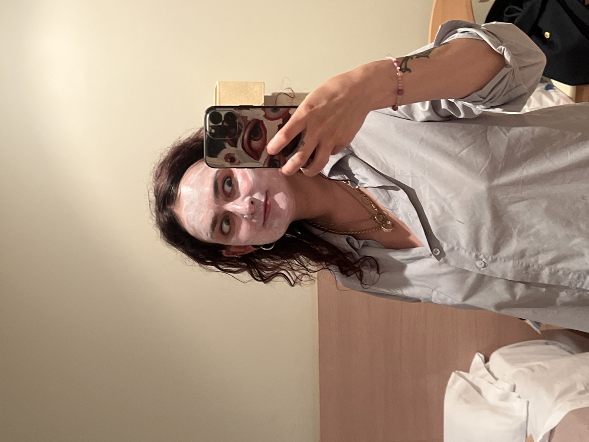 Person documents evening routine with selfies in Puçol
