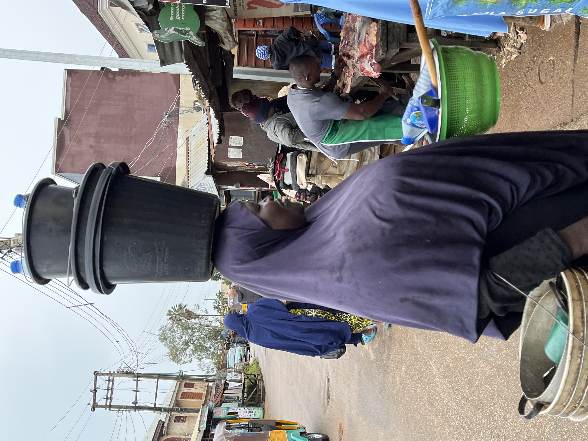 Jos market in full swing on a weekday morning