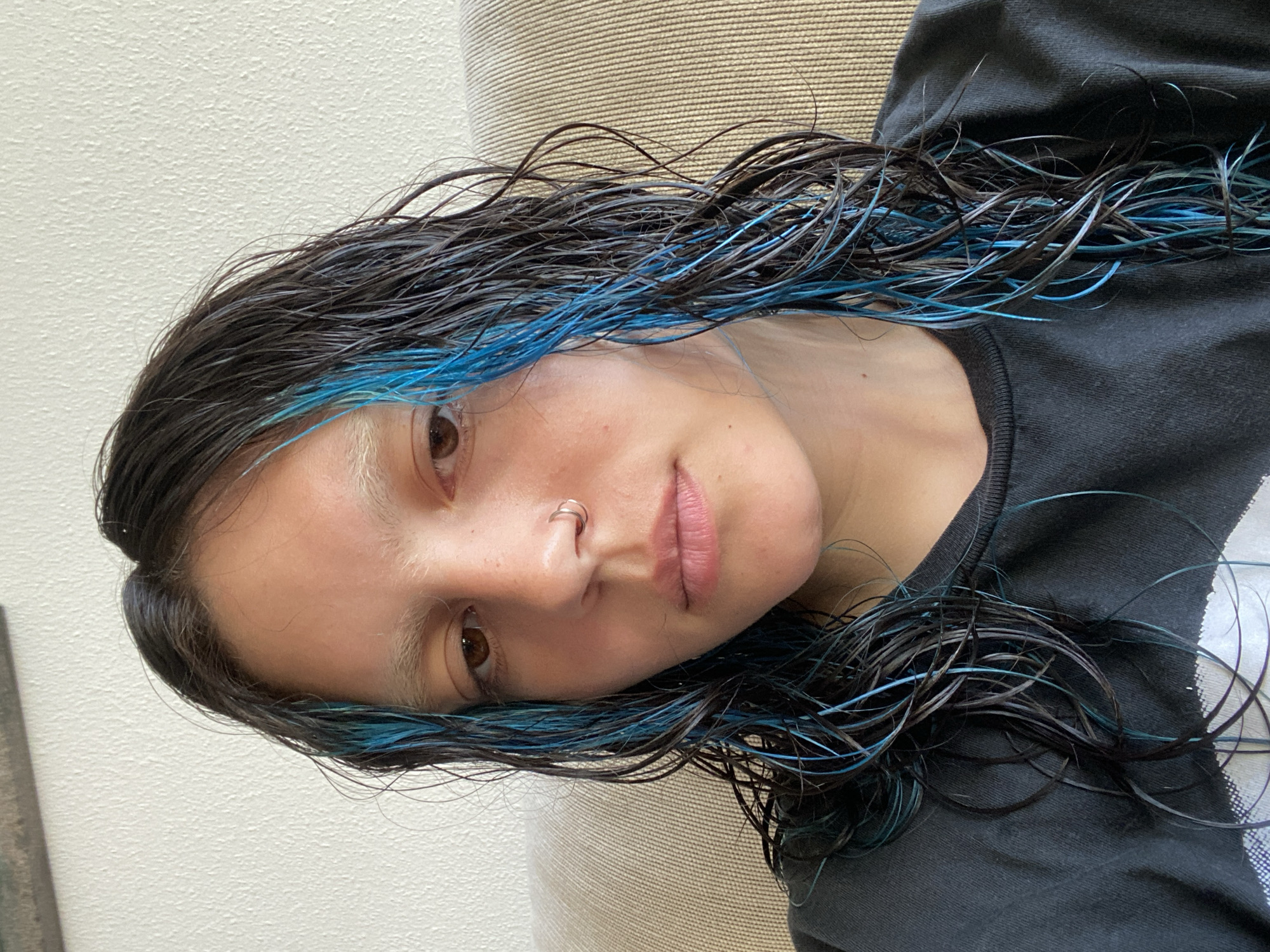 Person documents Friday evening moments in Gijón with blue-streaked hair
