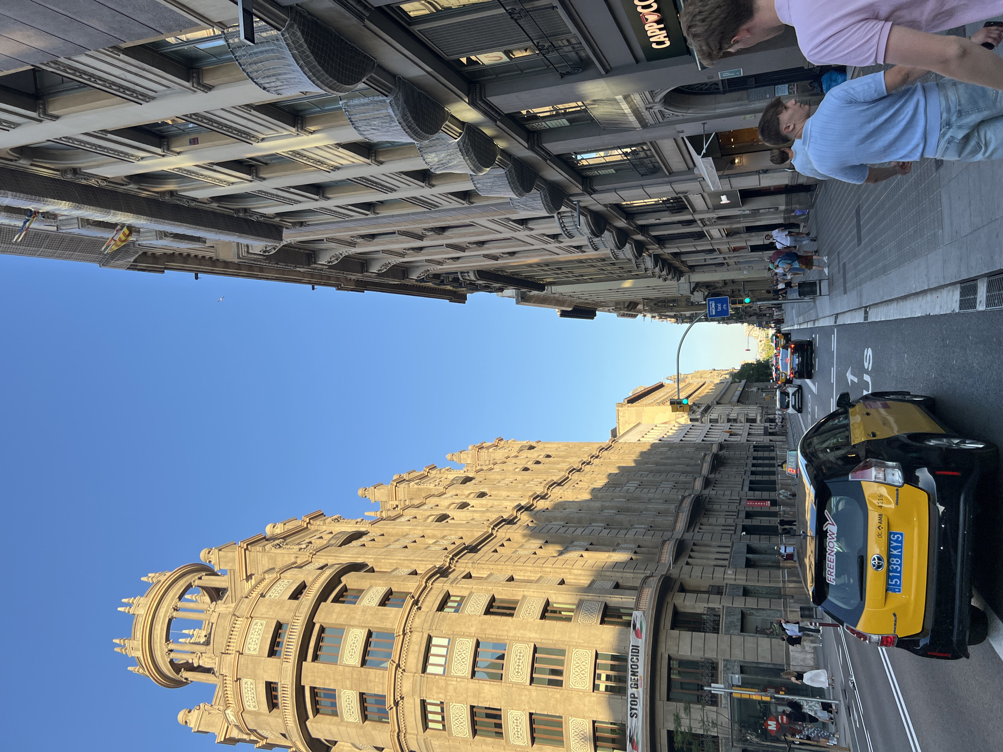 Barcelona evening walk captures Gothic Quarter streets and ceramic workshops