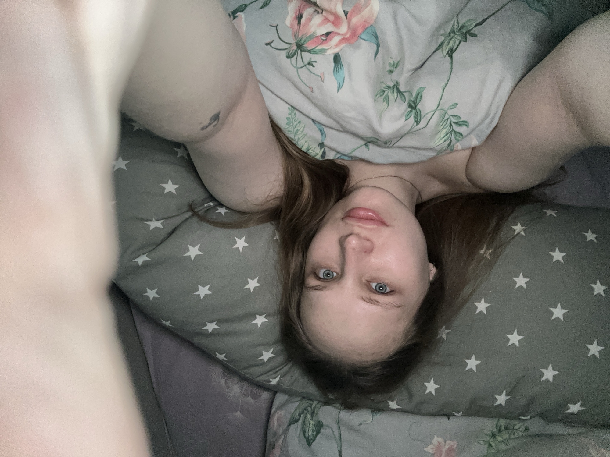Woman photographed resting on star-patterned bedding in Chaikovsky
