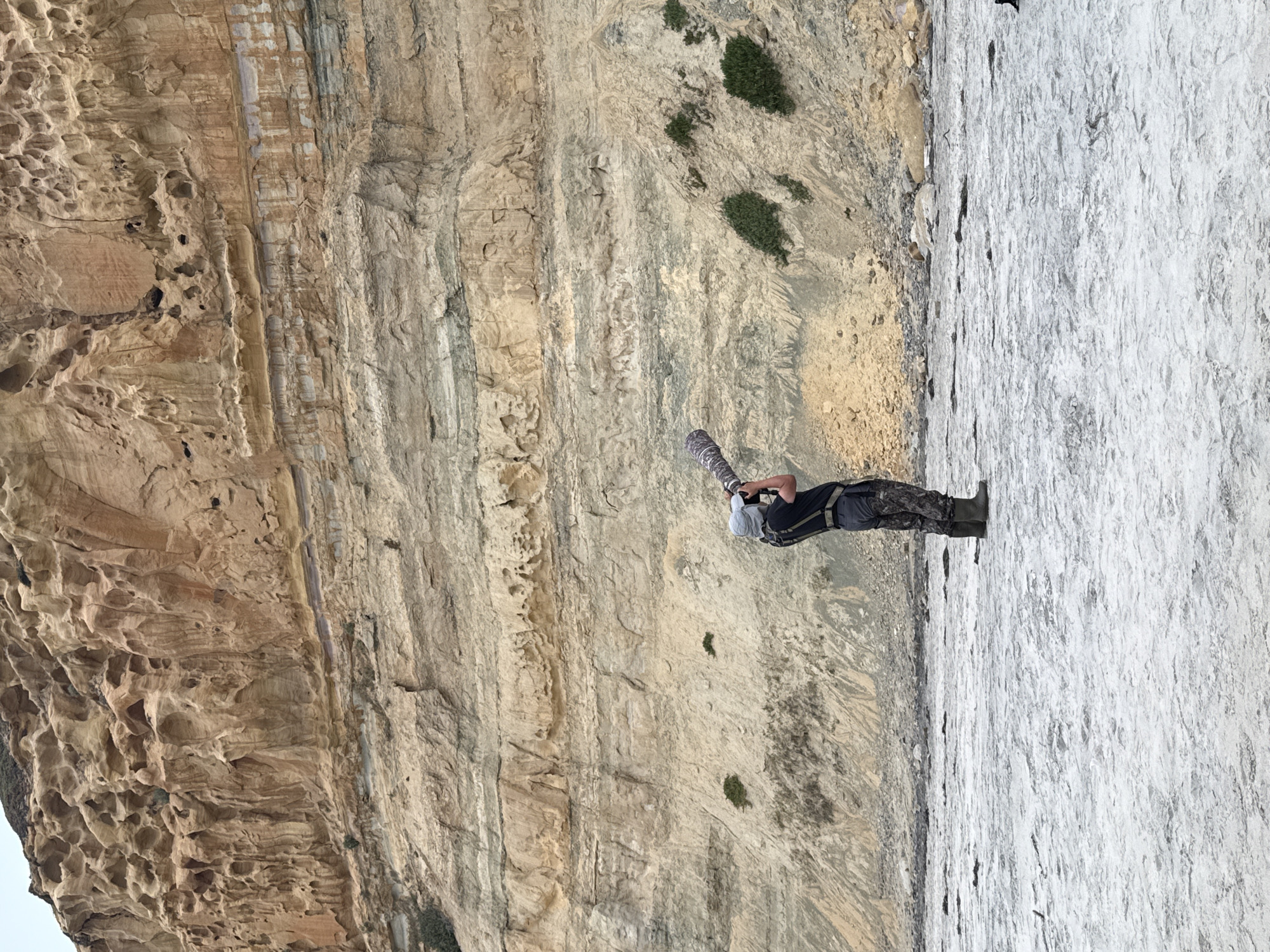 Night cliff rappelling draws photographers to San Diego beach
