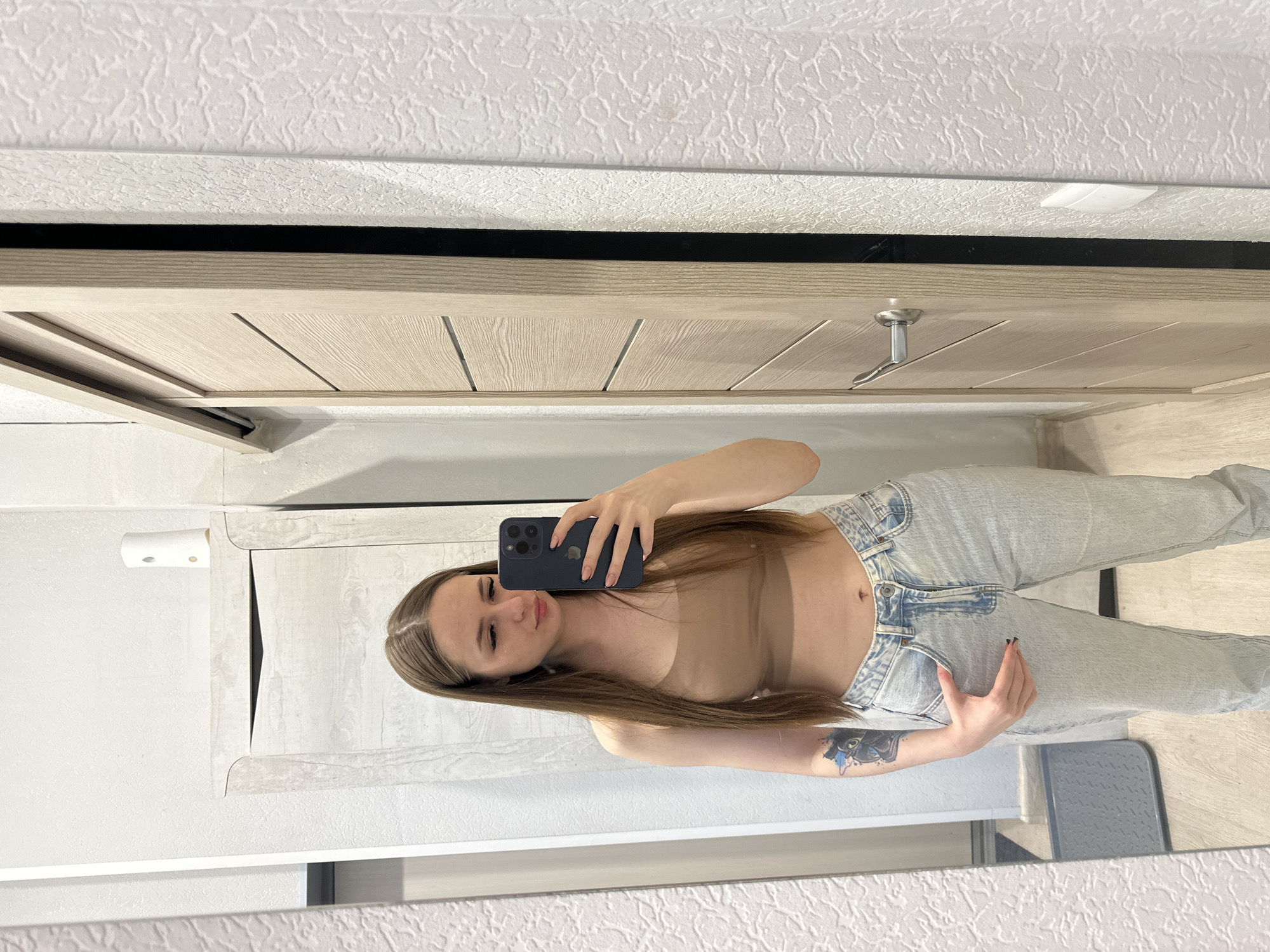 Woman takes multiple selfies in 15-minute indoor photo session