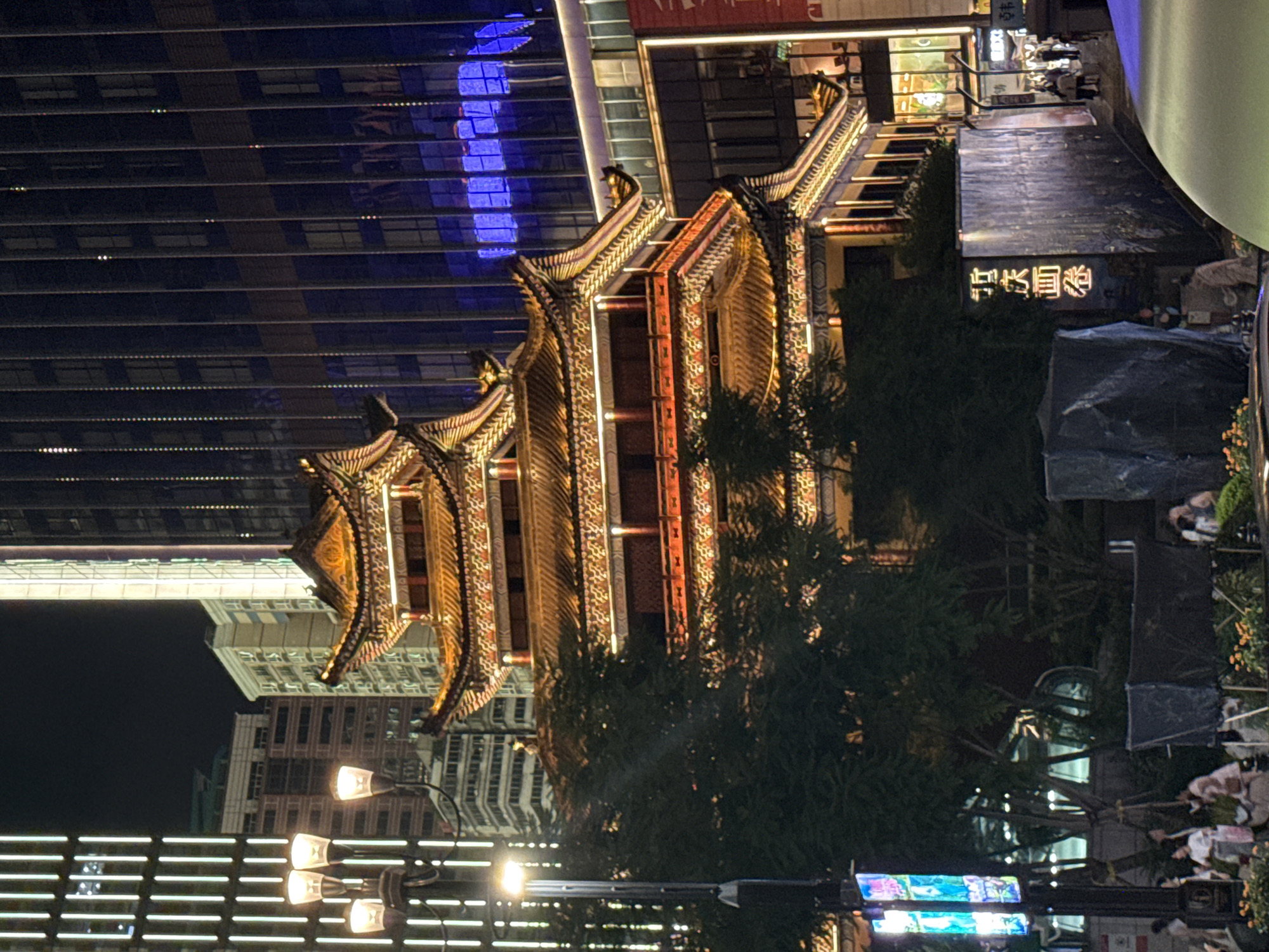 Yuzhong District comes alive on a summer night