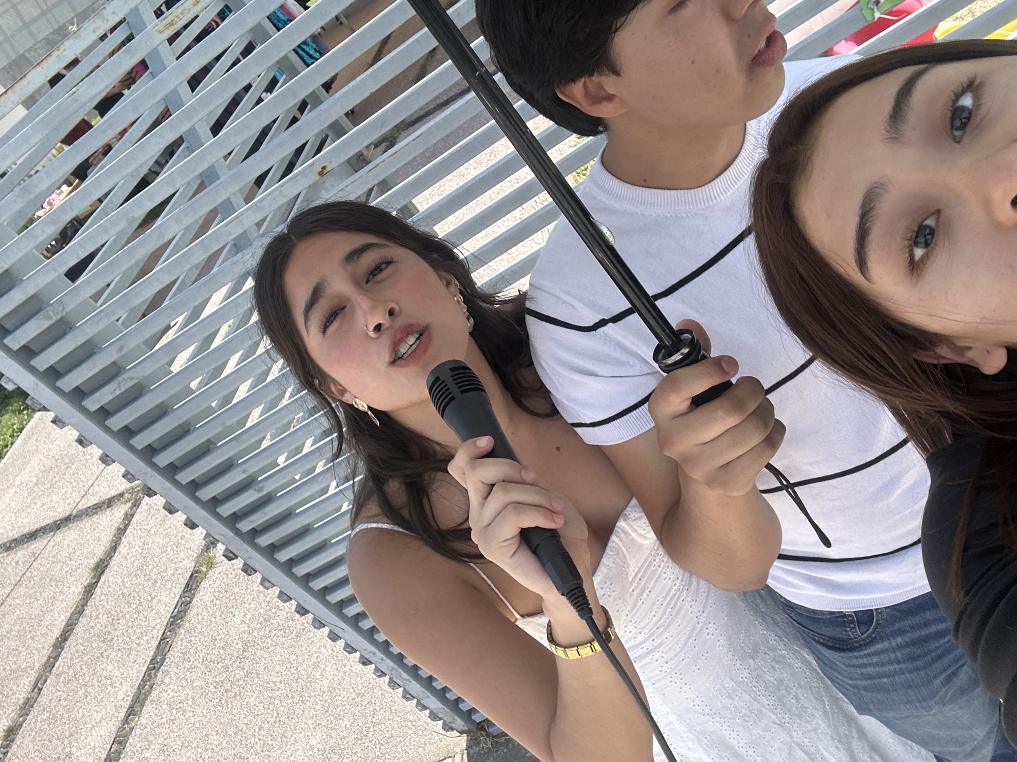 Selfie session and jewelry display documented in Puebla
