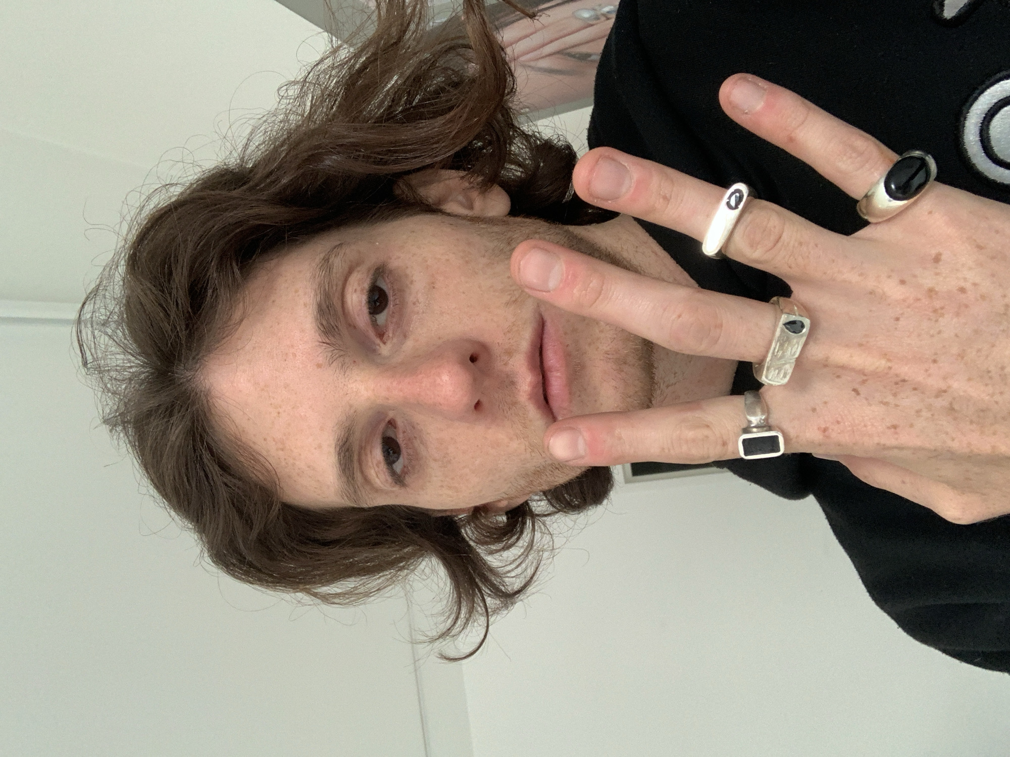 Man with distinctive rings observed in Buenos Aires