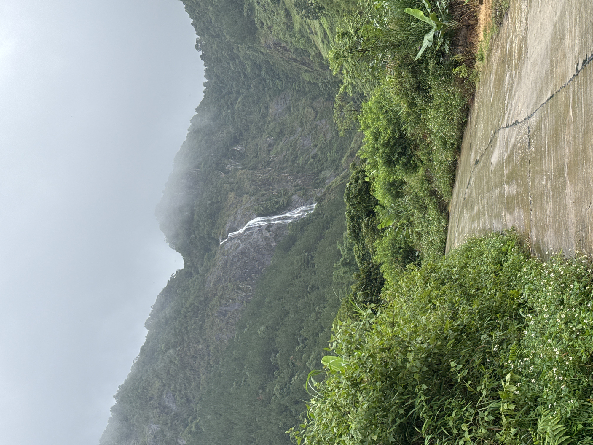 Rainy morning journey documented in mountainous Hồ Thầu, Vietnam
