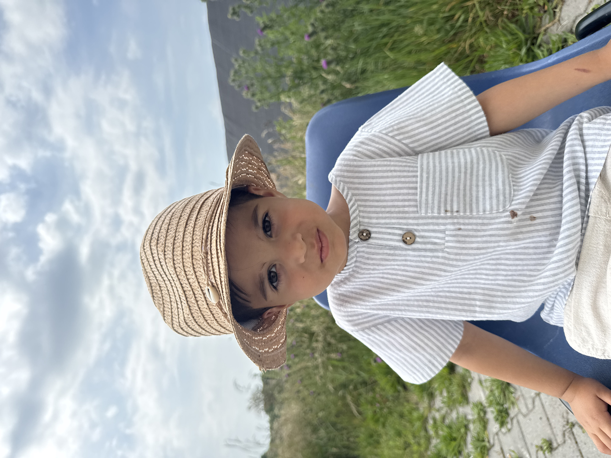 Child photographed in outdoor portrait session in Andijk