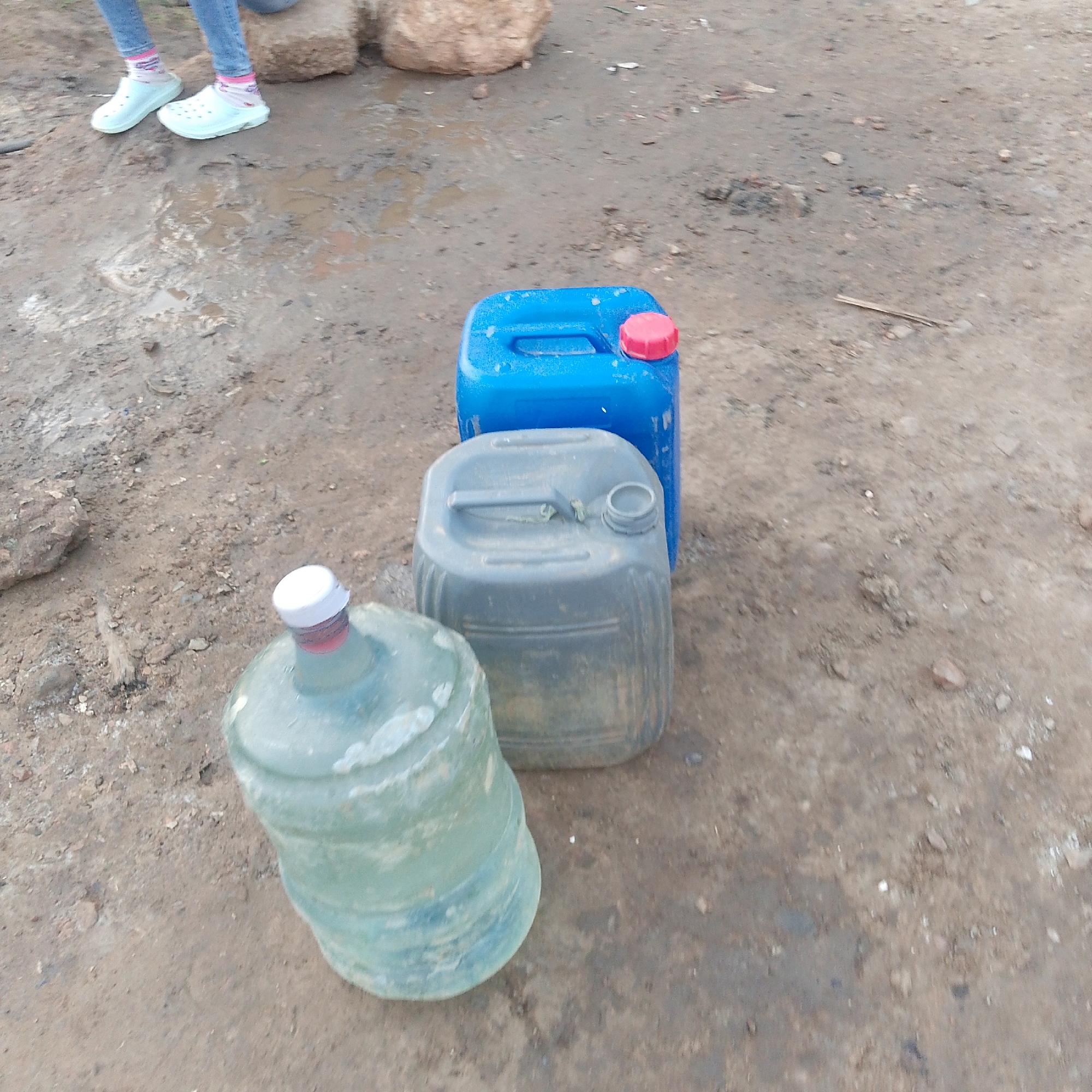 Community water collection amid infrastructure damage in Altagracia