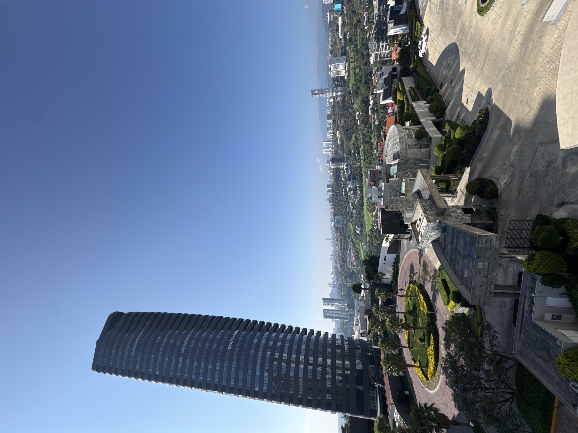 Modern skyscraper view documented in Huixquilucan de Degollado