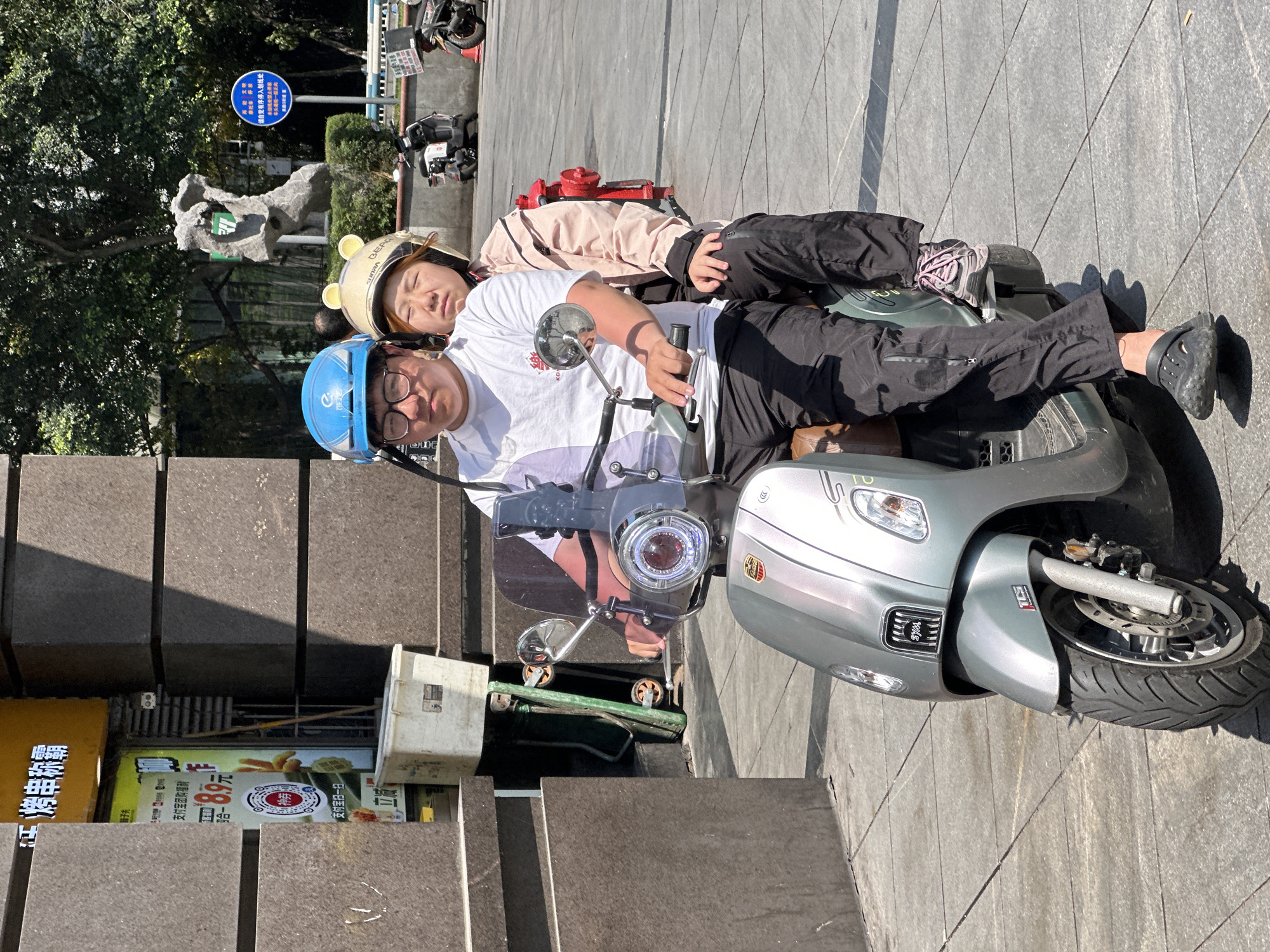 Morning street life documented in Yuzhong District, China