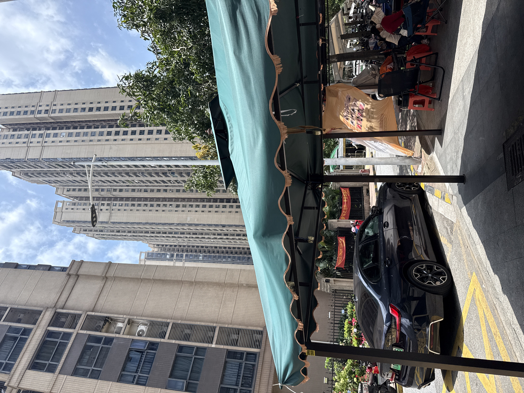 Morning street life documented in Guangzhou's Haizhu District