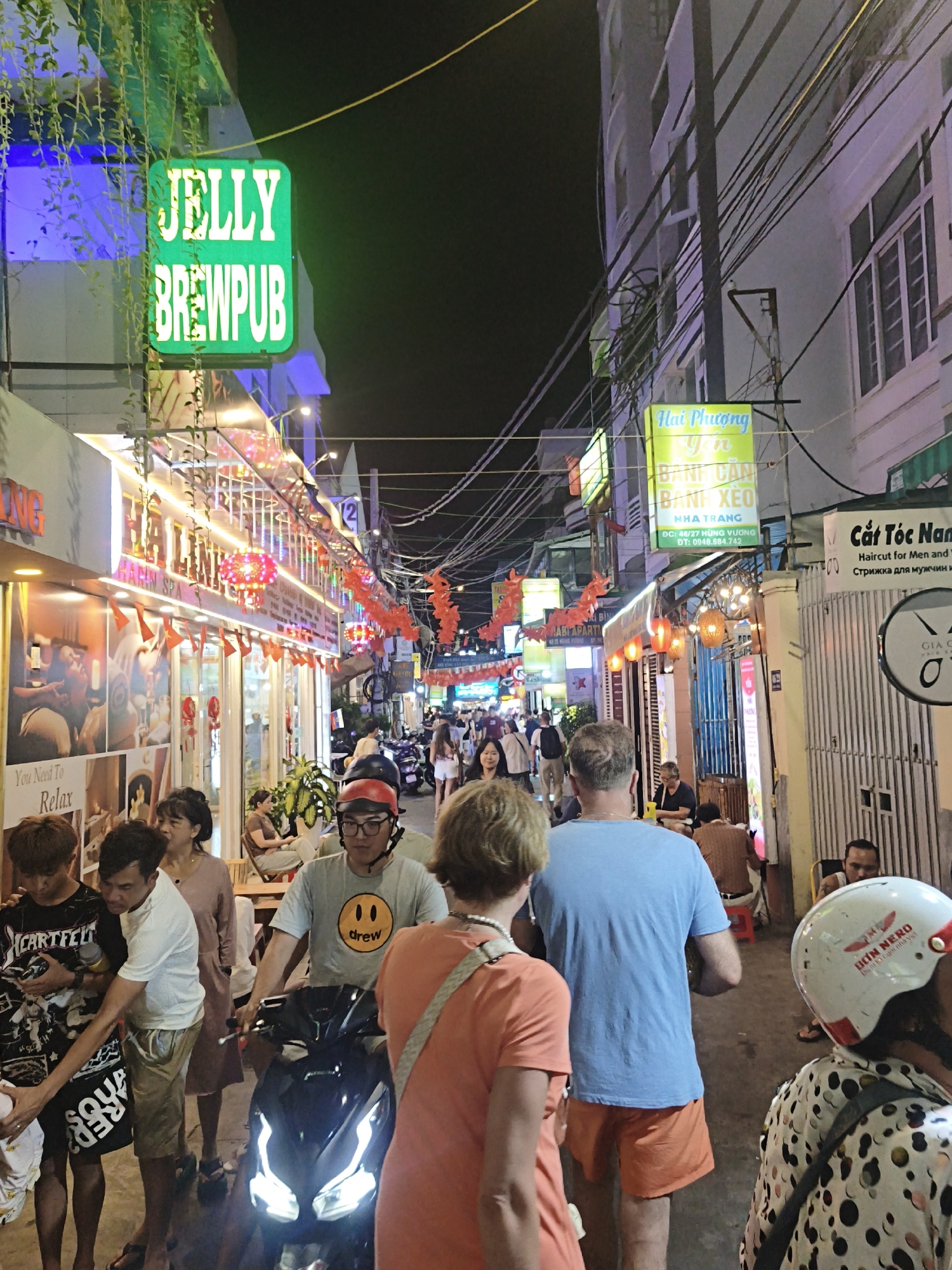 Nha Trang night: street food, neon lights, and live painting